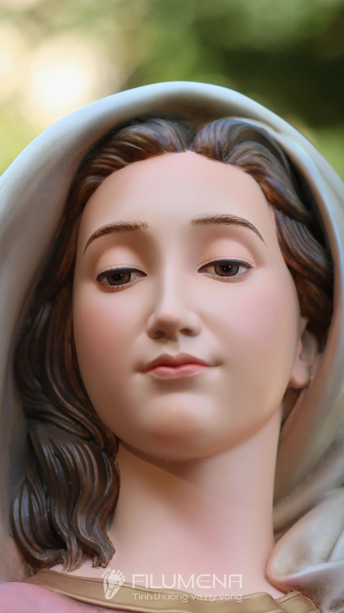 Tượng Đức Mẹ tại An Giang. Tượng Công giáo Filumena là tượng của Tình thương và Hy vọng. Bản quyền các tác phẩm tượng Công giáo thuộc về Filumena Art, Cộng hòa Pháp. Filumena sáng tác và sản xuất nhiều mẫu tượng Công giáo khác như Bàn thờ Chúa và gia tiên, Bàn thờ Công giáo, Bàn thờ Công giáo, Tượng Đức Mẹ để xe ô tô, Tượng Đức Mẹ để xe hơi