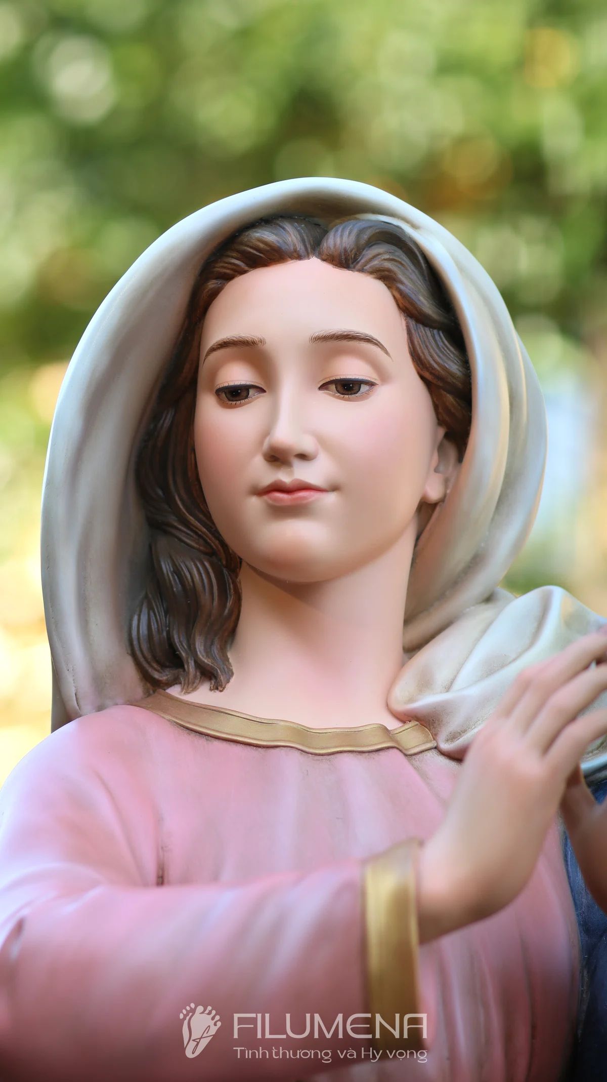 Tượng Đức Mẹ tại An Giang. Tượng Công giáo Filumena là tượng của Tình thương và Hy vọng. Bản quyền các tác phẩm tượng Công giáo thuộc về Filumena Art, Cộng hòa Pháp. Filumena sáng tác và sản xuất nhiều mẫu tượng Công giáo khác như Bàn thờ Chúa và gia tiên, Bàn thờ Công giáo, Bàn thờ Công giáo, Tượng Đức Mẹ để xe ô tô, Tượng Đức Mẹ để xe hơi