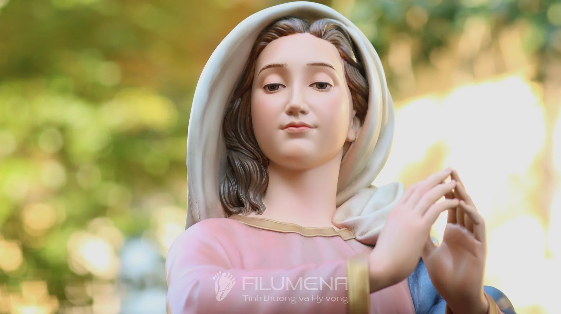 Tượng Đức Mẹ tại An Giang. Tượng Công giáo Filumena là tượng của Tình thương và Hy vọng. Bản quyền các tác phẩm tượng Công giáo thuộc về Filumena Art, Cộng hòa Pháp. Filumena sáng tác và sản xuất nhiều mẫu tượng Công giáo khác như Bàn thờ Chúa và gia tiên, Bàn thờ Công giáo, Bàn thờ Công giáo, Tượng Đức Mẹ để xe ô tô, Tượng Đức Mẹ để xe hơi