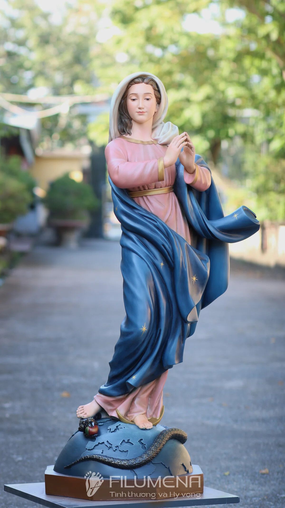 Tượng Đức Mẹ tại Hoa Kỳ. Tượng Công giáo Filumena là tượng của Tình thương và Hy vọng. Bản quyền các tác phẩm tượng Công giáo thuộc về Filumena Art, Cộng hòa Pháp. Filumena sáng tác và sản xuất nhiều mẫu tượng Công giáo khác như Bàn thờ Chúa và gia tiên, Bàn thờ Công giáo, Bàn thờ Công giáo, Tượng Đức Mẹ để xe ô tô, Tượng Đức Mẹ để xe hơi