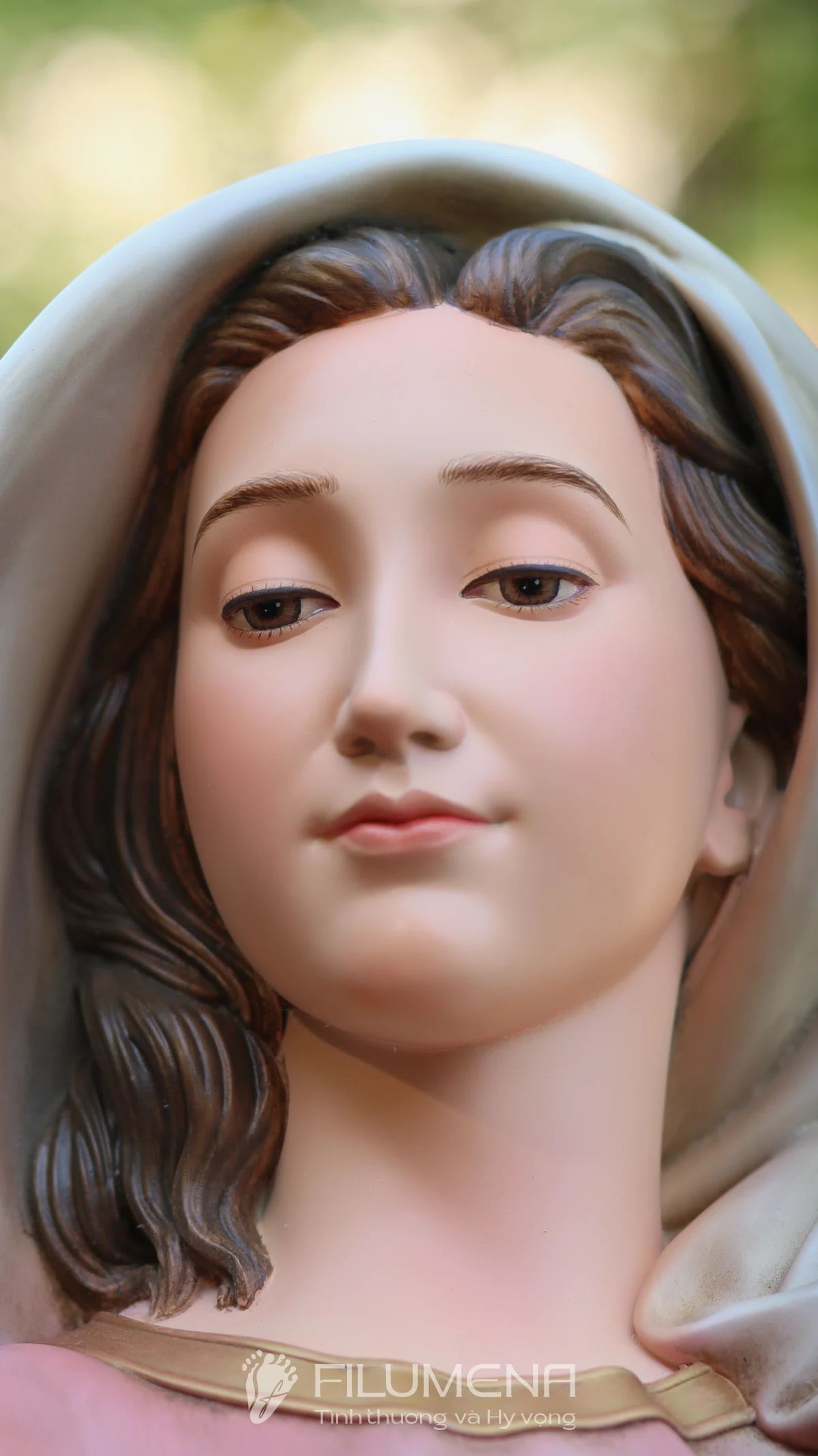 Tượng Đức Mẹ tại Nhà sách Nhà thờ Chánh tòa Đà Nẵng. Tượng Công giáo Filumena là tượng của Tình thương và Hy vọng. Bản quyền các tác phẩm tượng Công giáo thuộc về Filumena Art, Cộng hòa Pháp. Filumena sáng tác và sản xuất nhiều mẫu tượng Công giáo khác như Bàn thờ Chúa và gia tiên, Bàn thờ Công giáo, Bàn thờ Công giáo, Tượng Đức Mẹ để xe ô tô, Tượng Đức Mẹ để xe hơi