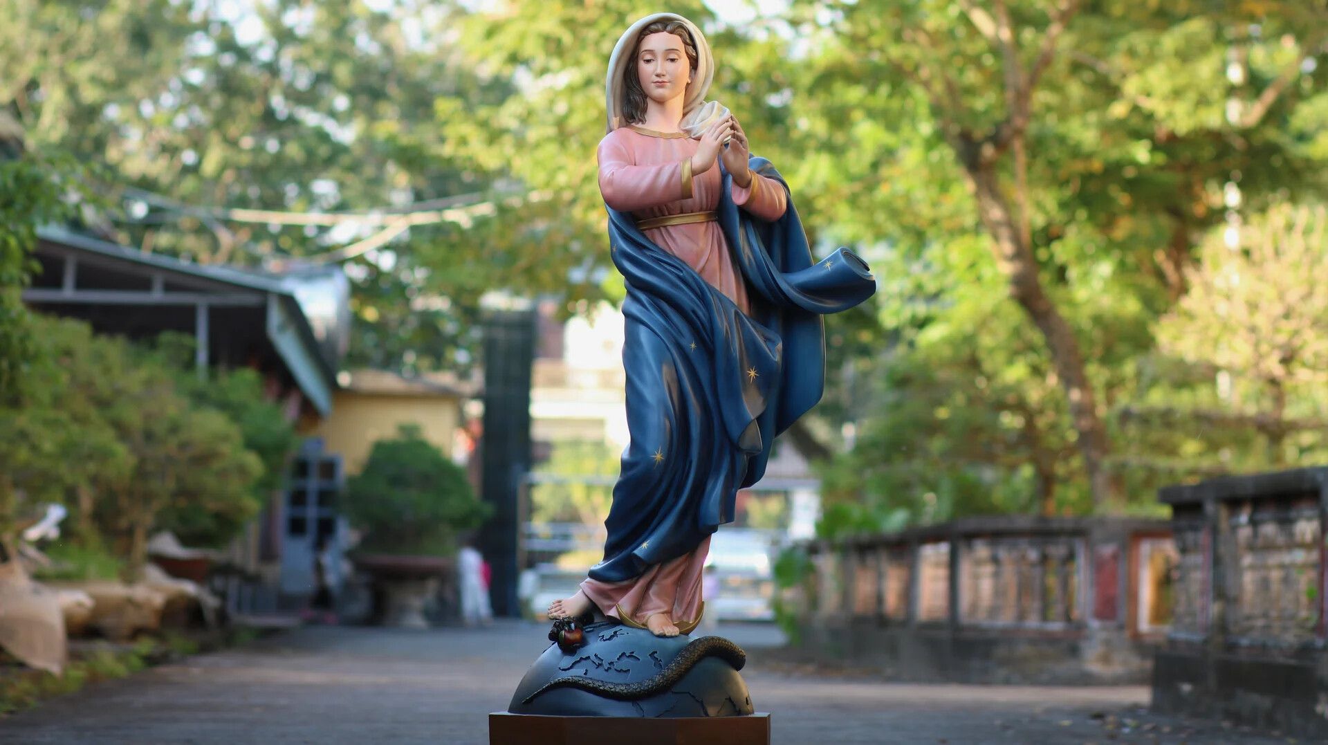 Tượng Đức Mẹ tại Hoa Kỳ. Tượng Công giáo Filumena là tượng của Tình thương và Hy vọng. Bản quyền các tác phẩm tượng Công giáo thuộc về Filumena Art, Cộng hòa Pháp. Filumena sáng tác và sản xuất nhiều mẫu tượng Công giáo khác như Bàn thờ Chúa và gia tiên, Bàn thờ Công giáo, Bàn thờ Công giáo, Tượng Đức Mẹ để xe ô tô, Tượng Đức Mẹ để xe hơi