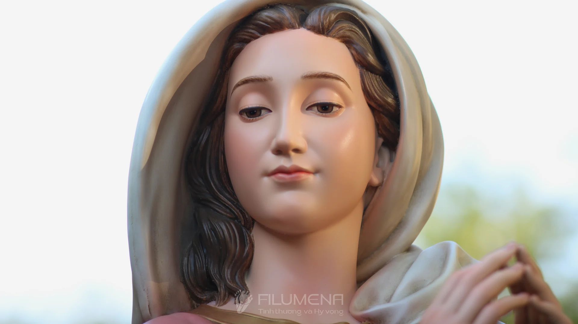 Tượng Đức Mẹ tại Nhà sách Nhà thờ Chánh tòa Đà Nẵng. Tượng Công giáo Filumena là tượng của Tình thương và Hy vọng. Bản quyền các tác phẩm tượng Công giáo thuộc về Filumena Art, Cộng hòa Pháp. Filumena sáng tác và sản xuất nhiều mẫu tượng Công giáo khác như Bàn thờ Chúa và gia tiên, Bàn thờ Công giáo, Bàn thờ Công giáo, Tượng Đức Mẹ để xe ô tô, Tượng Đức Mẹ để xe hơi