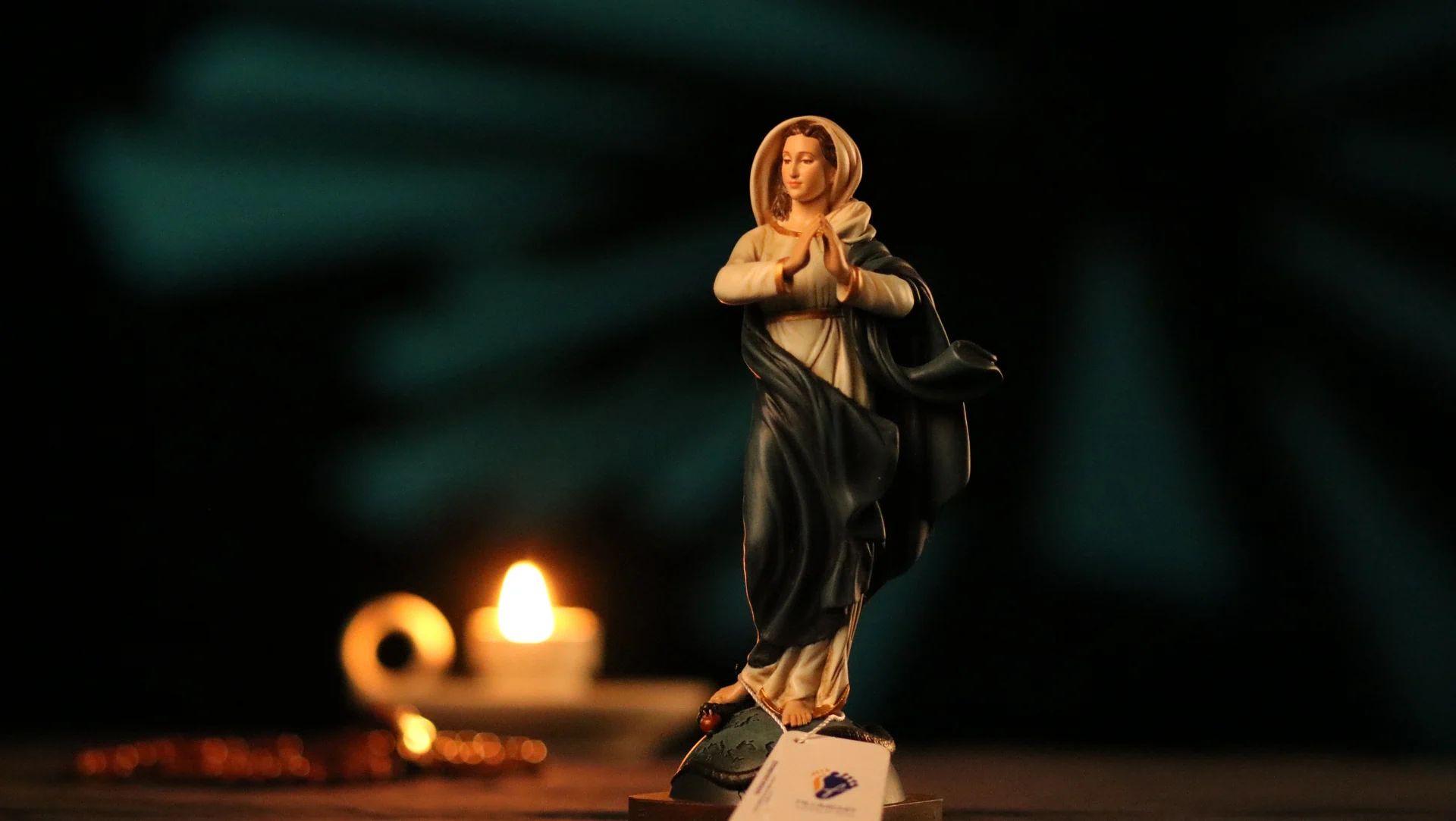 Gam màu xanh trắng và màu sơn thủ công trên tượng Đức Mẹ Vô Nhiễm Nguyên Tội 15 cm màu xanh trắng