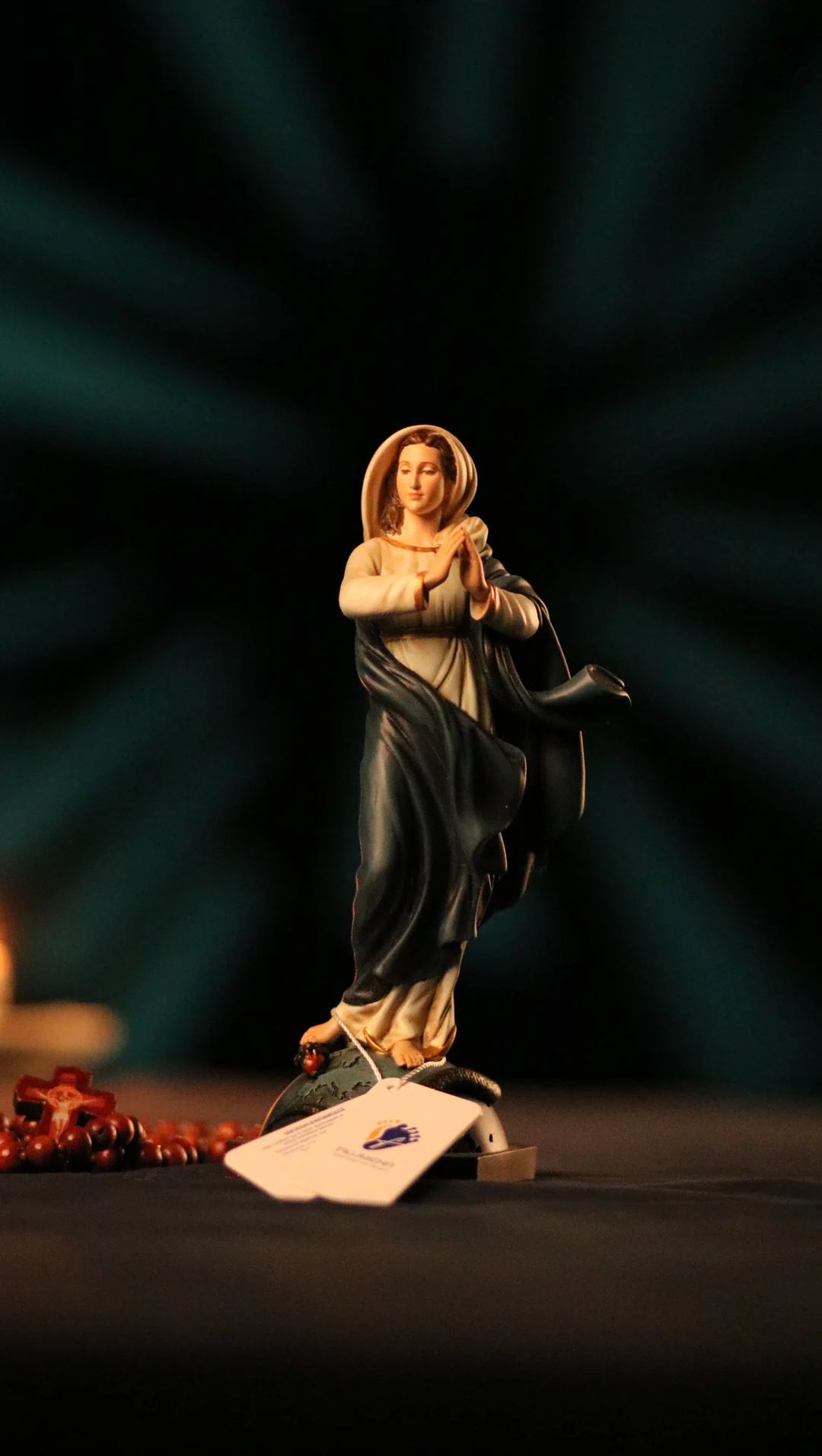 Tượng Đức Mẹ mini đặt trong xe ô tô với kích thước gọn và dáng trang nghiêm