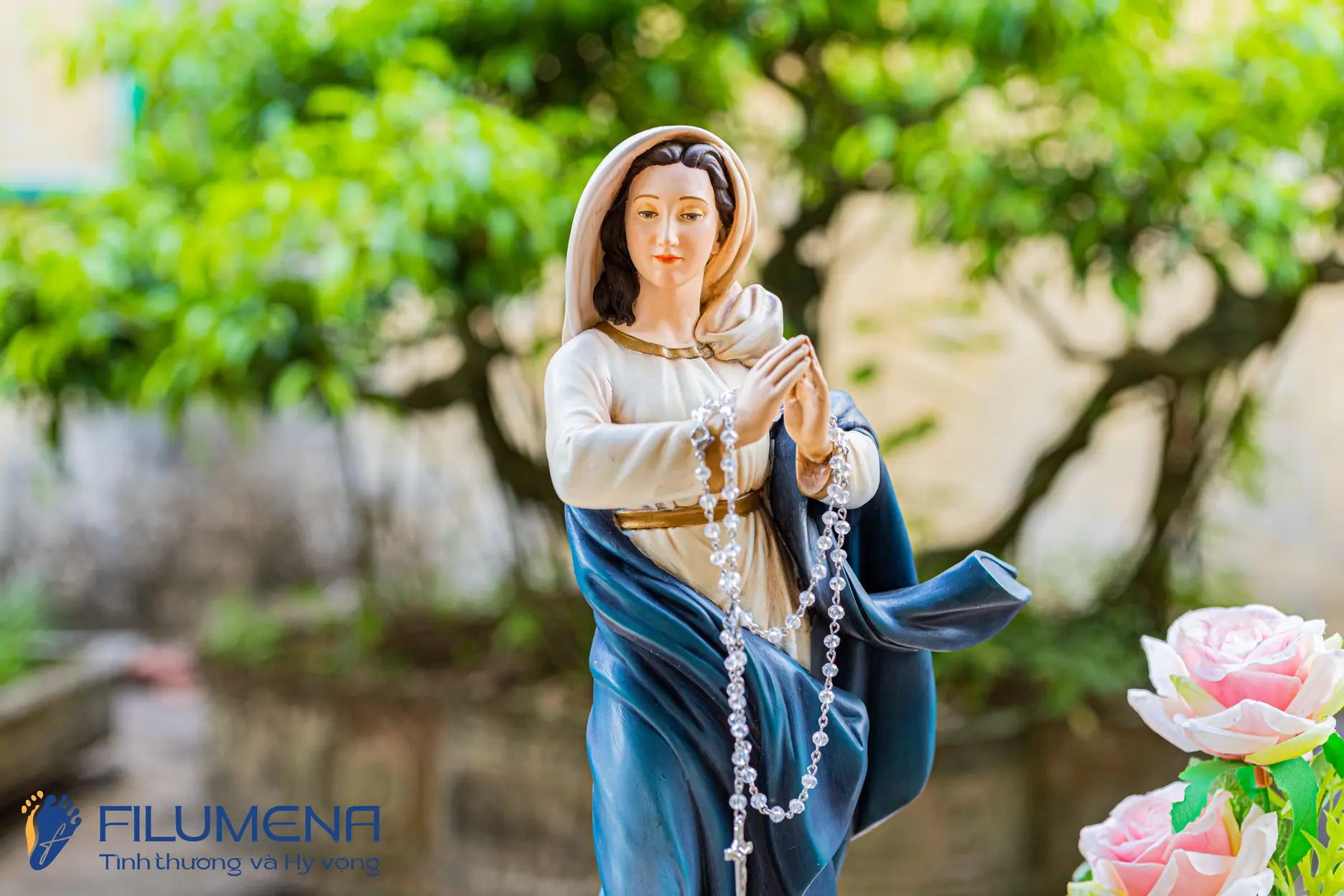 Tượng Đức Mẹ tại Nhà sách Đức Mẹ Hòa Bình Sài Gòn. Tượng Công giáo Filumena là tượng của Tình thương và Hy vọng. Bản quyền các tác phẩm tượng Công giáo thuộc về Filumena Art, Cộng hòa Pháp. Filumena sáng tác và sản xuất nhiều mẫu tượng Công giáo khác như Bàn thờ Chúa và gia tiên, Bàn thờ Công giáo, Tượng Đức Mẹ để xe ô tô, Tượng Đức Mẹ để xe hơi, Tượng Mẹ Maria