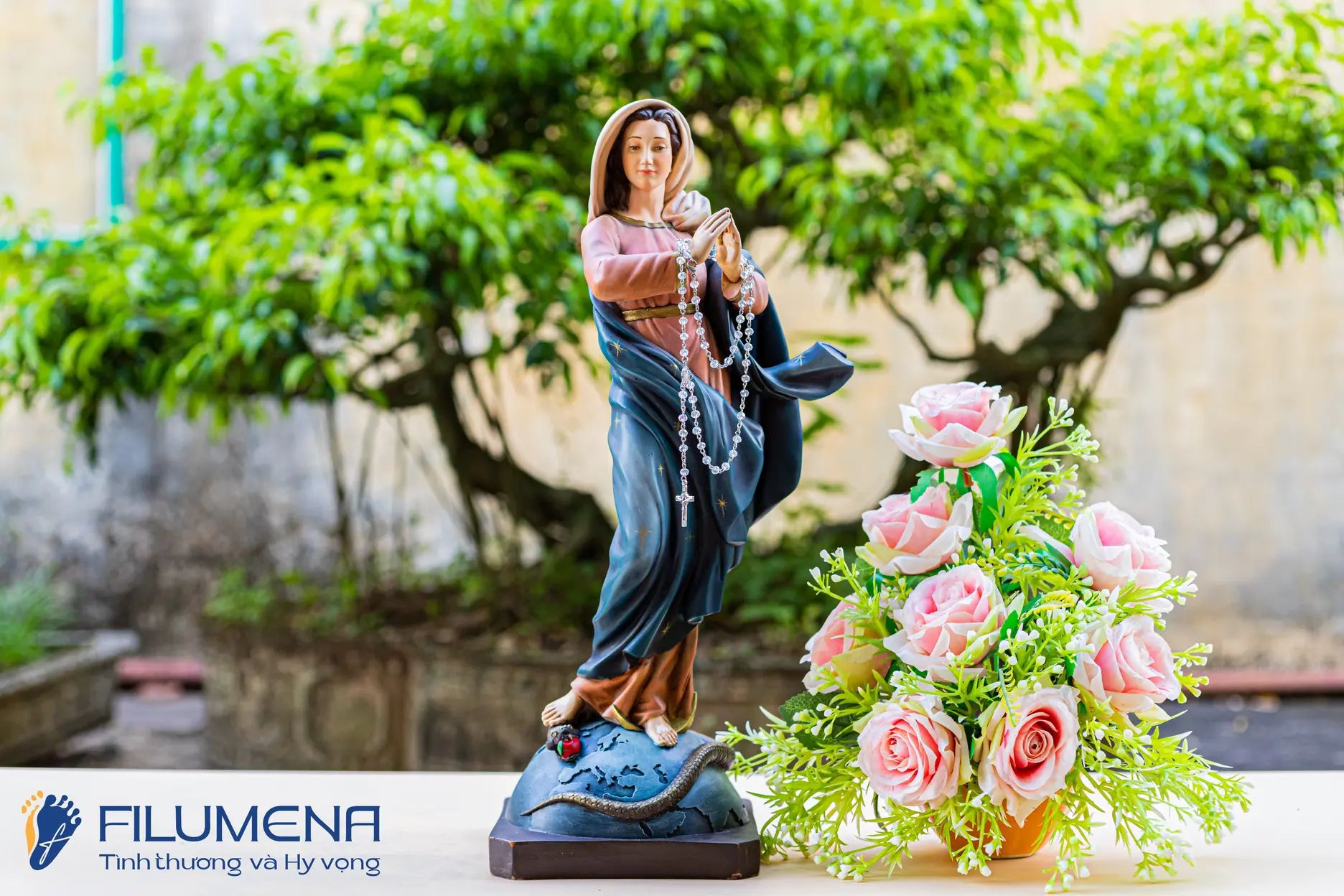 Tượng Đức Mẹ tại Nhà sách Đức Mẹ Hòa Bình Sài Gòn. Tượng Công giáo Filumena là tượng của Tình thương và Hy vọng. Bản quyền các tác phẩm tượng Công giáo thuộc về Filumena Art, Cộng hòa Pháp. Filumena sáng tác và sản xuất nhiều mẫu tượng Công giáo khác như Bàn thờ Chúa và gia tiên, Bàn thờ Công giáo, Tượng Đức Mẹ để xe ô tô, Tượng Đức Mẹ để xe hơi, Tượng Mẹ Maria