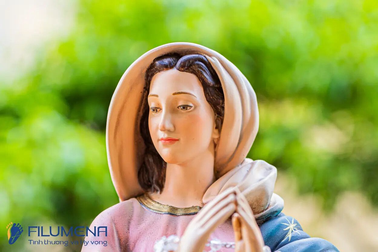 Tượng Đức Mẹ tại Phát Diệm. Tượng Công giáo Filumena là tượng của Tình thương và Hy vọng. Bản quyền các tác phẩm tượng Công giáo thuộc về Filumena Art, Cộng hòa Pháp. Filumena sáng tác và sản xuất nhiều mẫu tượng Công giáo khác như Bàn thờ Chúa và gia tiên, Bàn thờ Công giáo, Bàn thờ Công giáo, Tượng Đức Mẹ để xe ô tô, Tượng Đức Mẹ để xe hơi