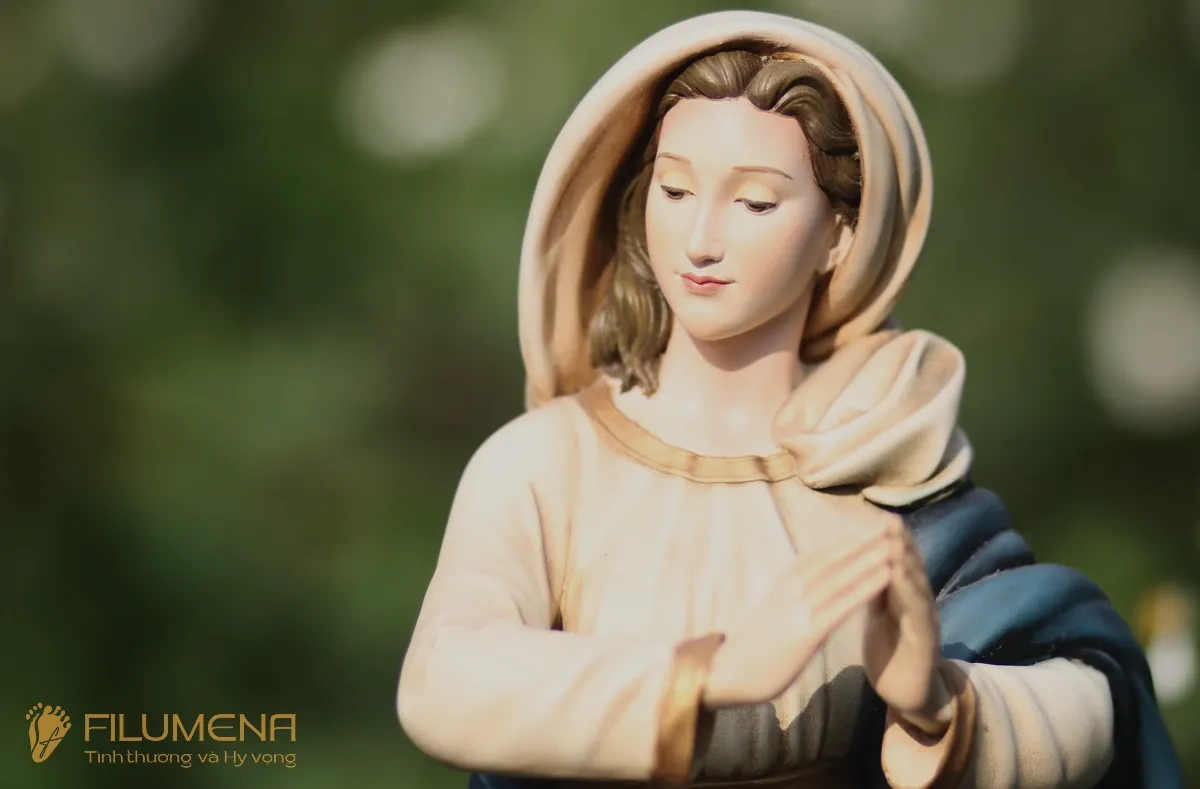 Bàn thờ Chúa tại Huế. Tượng Công Giáo Filumena được sáng tác bởi các nghệ sĩ Filumena. Mỗi tác phẩm đều là đóng góp của quý vị cho các việc bác ái. Tượng làm bằng chất liệu bột đá tự nhiên và resin, có đủ các kích thước từ 15, 20 cm tới 1m và lớn hơn nữa.