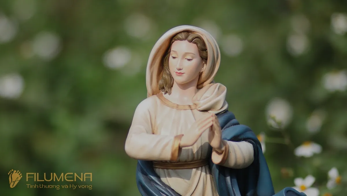 Tượng Đức Mẹ tại Nhà sách Dòng Chúa Cứu Thế. Tượng Công Giáo Filumena được sáng tác bởi các nghệ sĩ Filumena. Mỗi tác phẩm đều là đóng góp của quý vị cho các việc bác ái. Tượng làm bằng chất liệu bột đá tự nhiên và resin, có đủ các kích thước từ 15, 20 cm tới 1m và lớn hơn nữa.