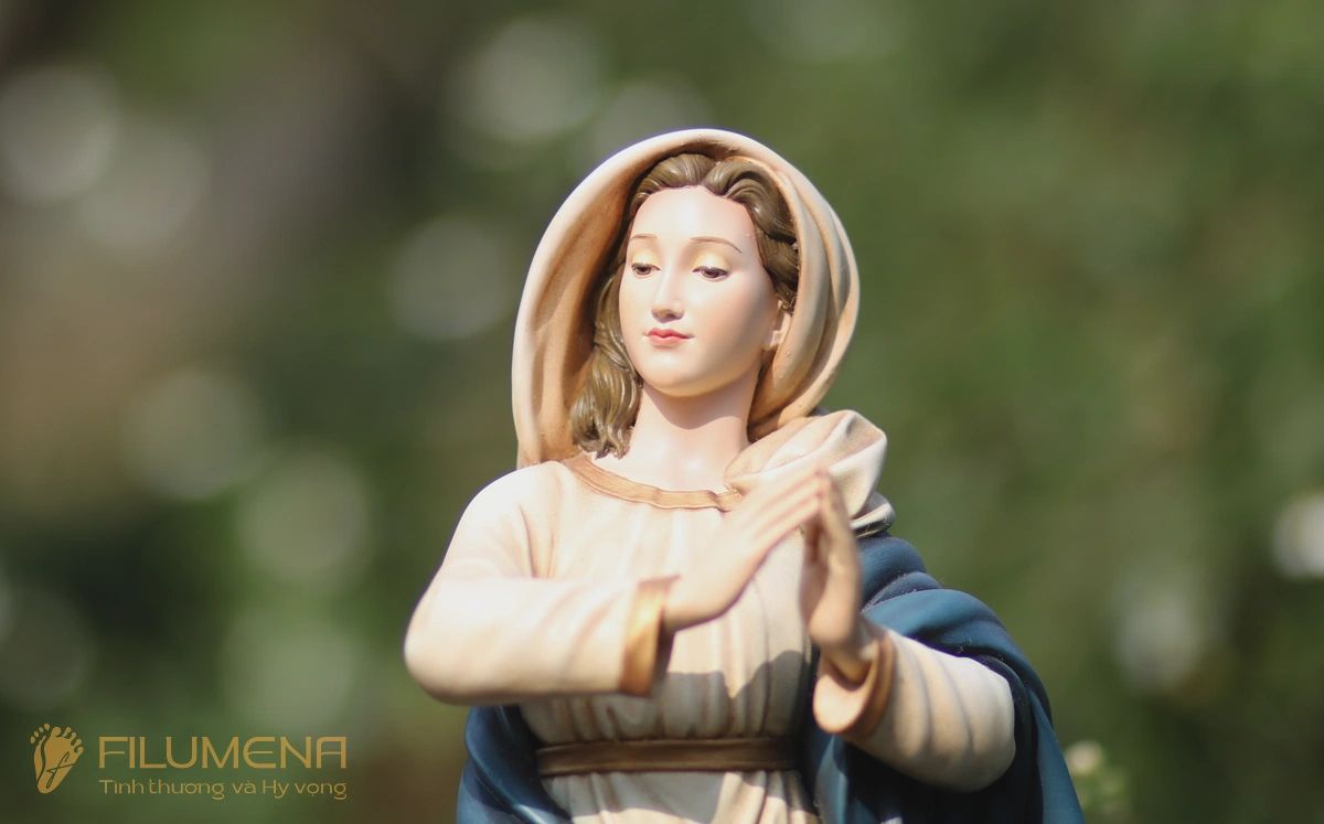 Tượng Đức Mẹ tại Nhà sách Đức Mẹ Hòa Bình Sài Gòn. Tượng Công giáo Filumena là tượng của Tình thương và Hy vọng. Bản quyền các tác phẩm tượng Công giáo thuộc về Filumena Art, Cộng hòa Pháp. Filumena sáng tác và sản xuất nhiều mẫu tượng Công giáo khác như Bàn thờ Chúa và gia tiên, Bàn thờ Công giáo, Tượng Đức Mẹ để xe ô tô, Tượng Đức Mẹ để xe hơi, Tượng Mẹ Maria