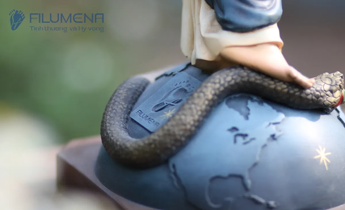 Bàn thờ Chúa tại Bùi Chu. Tượng Công Giáo Filumena được sáng tác bởi các nghệ sĩ Filumena. Mỗi tác phẩm đều là đóng góp của quý vị cho các việc bác ái. Tượng làm bằng chất liệu bột đá tự nhiên và resin, có đủ các kích thước từ 15, 20 cm tới 1m và lớn hơn nữa.