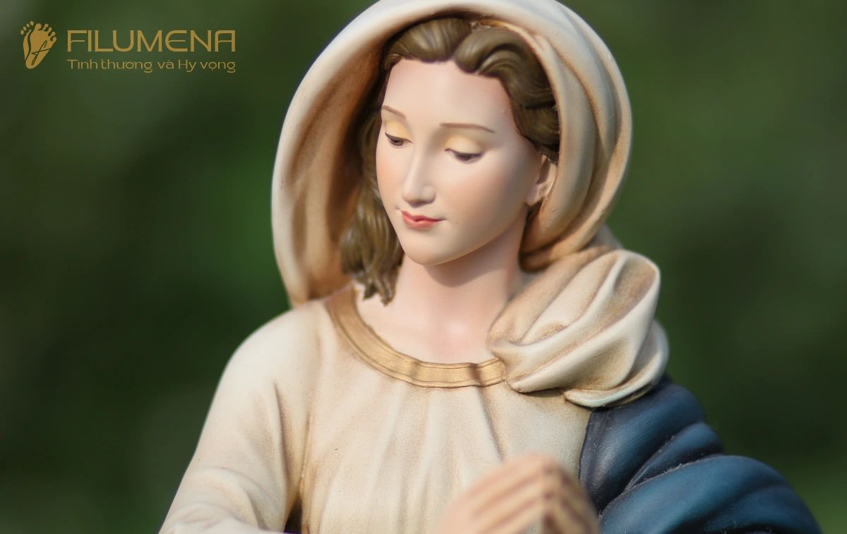 Tượng Đức Mẹ tại Nhà sách Đức Mẹ Hòa Bình Sài Gòn. Tượng Công giáo Filumena là tượng của Tình thương và Hy vọng. Bản quyền các tác phẩm tượng Công giáo thuộc về Filumena Art, Cộng hòa Pháp. Filumena sáng tác và sản xuất nhiều mẫu tượng Công giáo khác như Bàn thờ Chúa và gia tiên, Bàn thờ Công giáo, Tượng Đức Mẹ để xe ô tô, Tượng Đức Mẹ để xe hơi, Tượng Mẹ Maria