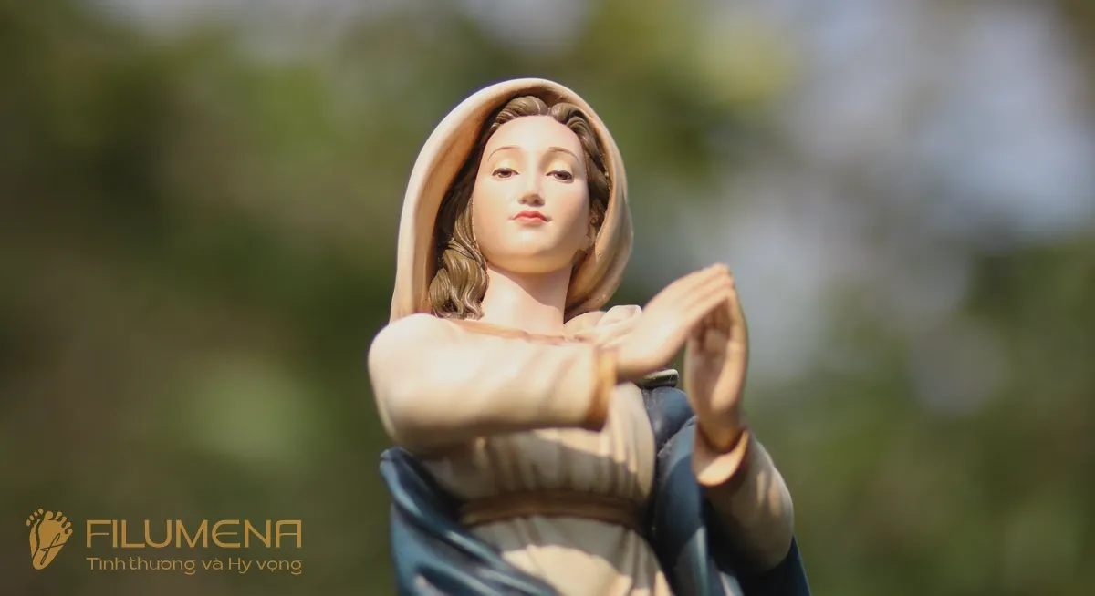 Bàn thờ Công giáo tại Đồng Nai. Tượng Công Giáo Filumena được sáng tác bởi các nghệ sĩ Filumena. Mỗi tác phẩm đều là đóng góp của quý vị cho các việc bác ái. Tượng làm bằng chất liệu bột đá tự nhiên và resin, có đủ các kích thước từ 15, 20 cm tới 1m và lớn hơn nữa.