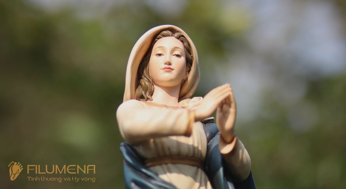 Bàn thờ Công giáo tại Nhà sách Dòng Chúa Cứu Thế. Tượng Công giáo Filumena là tượng của Tình thương và Hy vọng. Bản quyền các tác phẩm tượng Công giáo thuộc về Filumena Art, Cộng hòa Pháp. Filumena sáng tác và sản xuất nhiều mẫu tượng Công giáo khác như Tượng Đức Mẹ Ban Ơn, Tượng Chúa, Tượng Chúa Giê-su, Tượng chịu nạn, Tượng công giáo mini