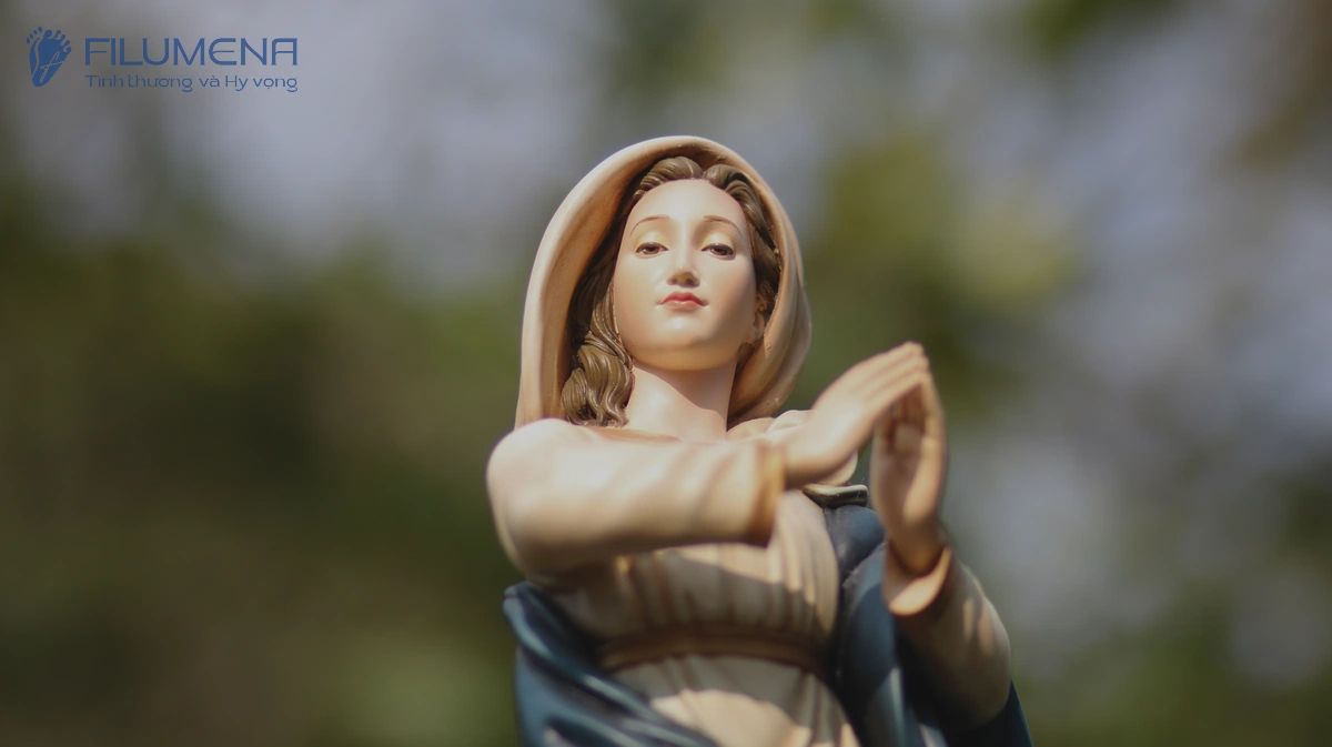 Tượng Đức Mẹ tại Nhà sách Đức Mẹ Hòa Bình Sài Gòn. Tượng Công giáo Filumena là tượng của Tình thương và Hy vọng. Bản quyền các tác phẩm tượng Công giáo thuộc về Filumena Art, Cộng hòa Pháp. Filumena sáng tác và sản xuất nhiều mẫu tượng Công giáo khác như Bàn thờ Chúa và gia tiên, Bàn thờ Công giáo, Tượng Đức Mẹ để xe ô tô, Tượng Đức Mẹ để xe hơi, Tượng Mẹ Maria