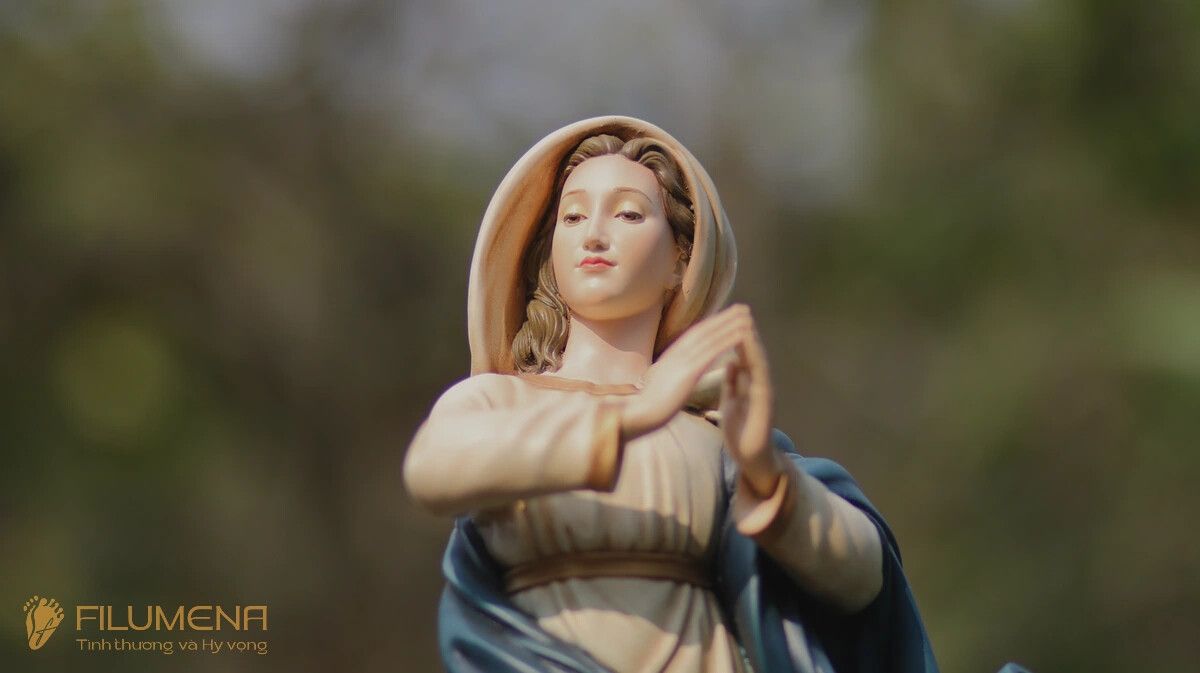Tượng Đức Mẹ tại Hoa Kỳ. Tượng Công giáo Filumena là tượng của Tình thương và Hy vọng. Bản quyền các tác phẩm tượng Công giáo thuộc về Filumena Art, Cộng hòa Pháp. Filumena sáng tác và sản xuất nhiều mẫu tượng Công giáo khác như Bàn thờ Chúa và gia tiên, Bàn thờ Công giáo, Bàn thờ Công giáo, Tượng Đức Mẹ để xe ô tô, Tượng Đức Mẹ để xe hơi
