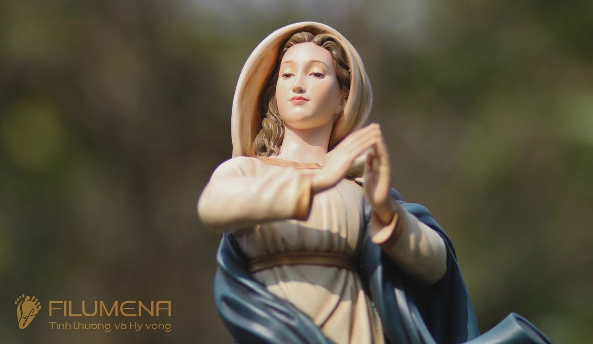 Bàn thờ Công giáo tại Nhà sách Dòng Chúa Cứu Thế. Tượng Công giáo Filumena là tượng của Tình thương và Hy vọng. Bản quyền các tác phẩm tượng Công giáo thuộc về Filumena Art, Cộng hòa Pháp. Filumena sáng tác và sản xuất nhiều mẫu tượng Công giáo khác như Tượng Đức Mẹ Ban Ơn, Tượng Chúa, Tượng Chúa Giê-su, Tượng chịu nạn, Tượng công giáo mini
