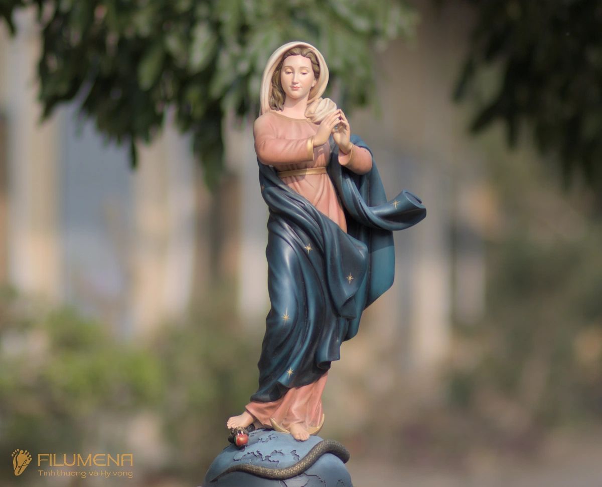 Tượng Đức Mẹ tại Nhà sách Đức Mẹ Hòa Bình Sài Gòn. Tượng Công giáo Filumena là tượng của Tình thương và Hy vọng. Bản quyền các tác phẩm tượng Công giáo thuộc về Filumena Art, Cộng hòa Pháp. Filumena sáng tác và sản xuất nhiều mẫu tượng Công giáo khác như Bàn thờ Chúa và gia tiên, Bàn thờ Công giáo, Tượng Đức Mẹ để xe ô tô, Tượng Đức Mẹ để xe hơi, Tượng Mẹ Maria