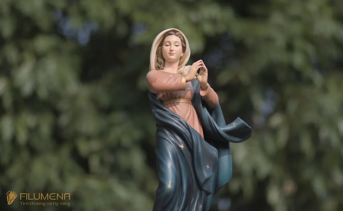 Tượng Đức Mẹ tại Nhà thờ Chính tòa Xuân Lộc Đồng Nai. Tượng Công Giáo Filumena được sáng tác bởi các nghệ sĩ Filumena. Mỗi tác phẩm đều là đóng góp của quý vị cho các việc bác ái. Tượng làm bằng chất liệu bột đá tự nhiên và resin, có đủ các kích thước từ 15, 20 cm tới 1m và lớn hơn nữa.