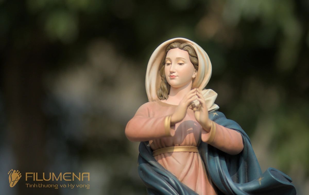 Tượng Đức Mẹ tại Nhà sách Đức Mẹ Hòa Bình Sài Gòn. Tượng Công giáo Filumena là tượng của Tình thương và Hy vọng. Bản quyền các tác phẩm tượng Công giáo thuộc về Filumena Art, Cộng hòa Pháp. Filumena sáng tác và sản xuất nhiều mẫu tượng Công giáo khác như Bàn thờ Chúa và gia tiên, Bàn thờ Công giáo, Tượng Đức Mẹ để xe ô tô, Tượng Đức Mẹ để xe hơi, Tượng Mẹ Maria