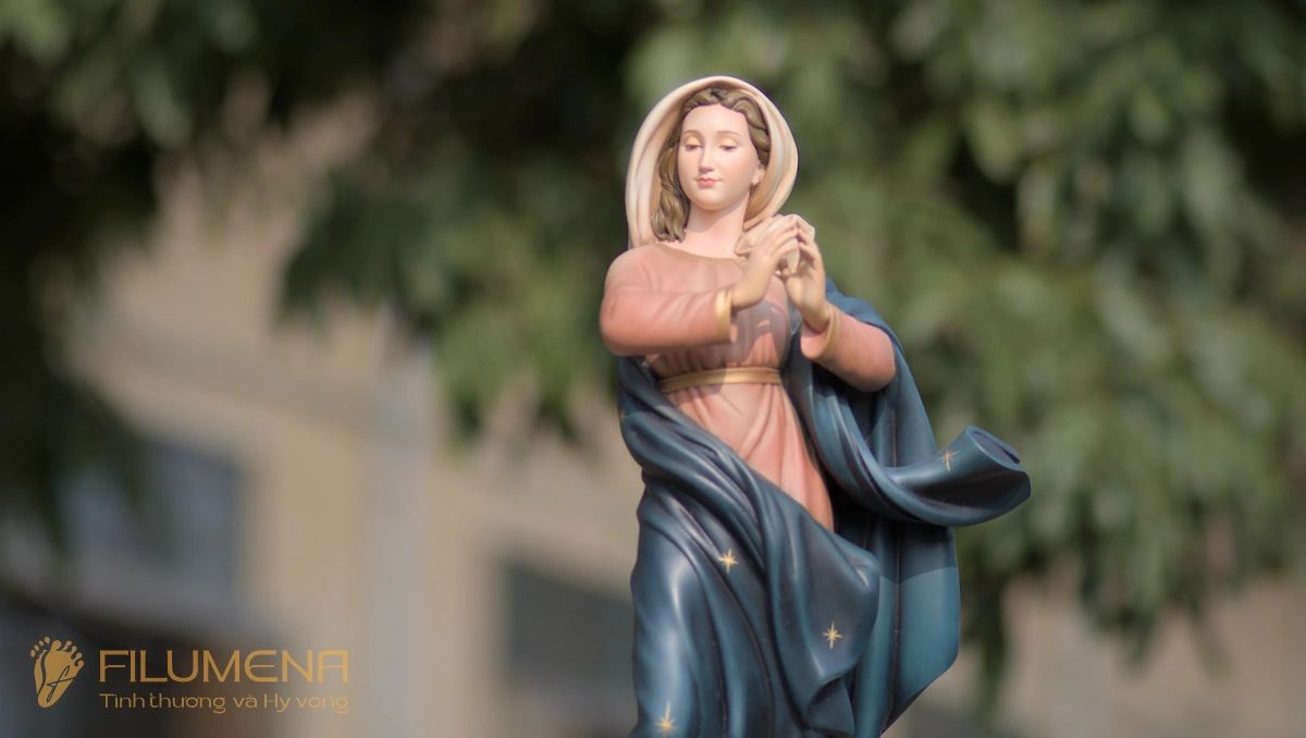 Tượng Đức Mẹ tại Nhà sách Đức Mẹ Hòa Bình Sài Gòn. Tượng Công giáo Filumena là tượng của Tình thương và Hy vọng. Bản quyền các tác phẩm tượng Công giáo thuộc về Filumena Art, Cộng hòa Pháp. Filumena sáng tác và sản xuất nhiều mẫu tượng Công giáo khác như Bàn thờ Chúa và gia tiên, Bàn thờ Công giáo, Tượng Đức Mẹ để xe ô tô, Tượng Đức Mẹ để xe hơi, Tượng Mẹ Maria