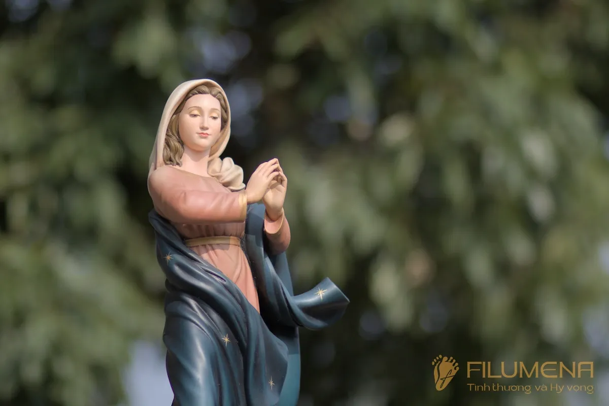 Bàn thờ Chúa tại Đức Mẹ Núi Cúi. Tượng Công Giáo Filumena được sáng tác bởi các nghệ sĩ Filumena. Mỗi tác phẩm đều là đóng góp của quý vị cho các việc bác ái. Tượng làm bằng chất liệu bột đá tự nhiên và resin, có đủ các kích thước từ 15, 20 cm tới 1m và lớn hơn nữa.