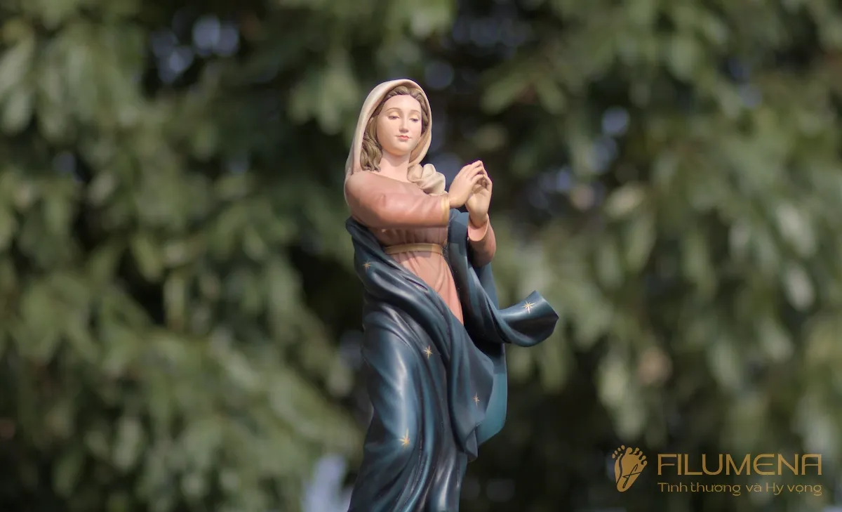 Bàn thờ Công giáo tại Đà Nẵng. Tượng Công Giáo Filumena được sáng tác bởi các nghệ sĩ Filumena. Mỗi tác phẩm đều là đóng góp của quý vị cho các việc bác ái. Tượng làm bằng chất liệu bột đá tự nhiên và resin, có đủ các kích thước từ 15, 20 cm tới 1m và lớn hơn nữa.
