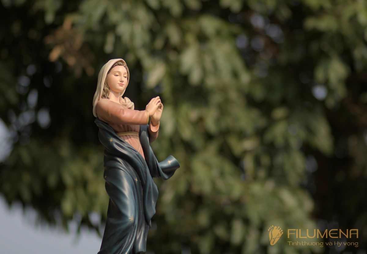 Tượng Đức Mẹ tại Nhà sách Đức Mẹ Hòa Bình Sài Gòn. Tượng Công giáo Filumena là tượng của Tình thương và Hy vọng. Bản quyền các tác phẩm tượng Công giáo thuộc về Filumena Art, Cộng hòa Pháp. Filumena sáng tác và sản xuất nhiều mẫu tượng Công giáo khác như Bàn thờ Chúa và gia tiên, Bàn thờ Công giáo, Tượng Đức Mẹ để xe ô tô, Tượng Đức Mẹ để xe hơi, Tượng Mẹ Maria