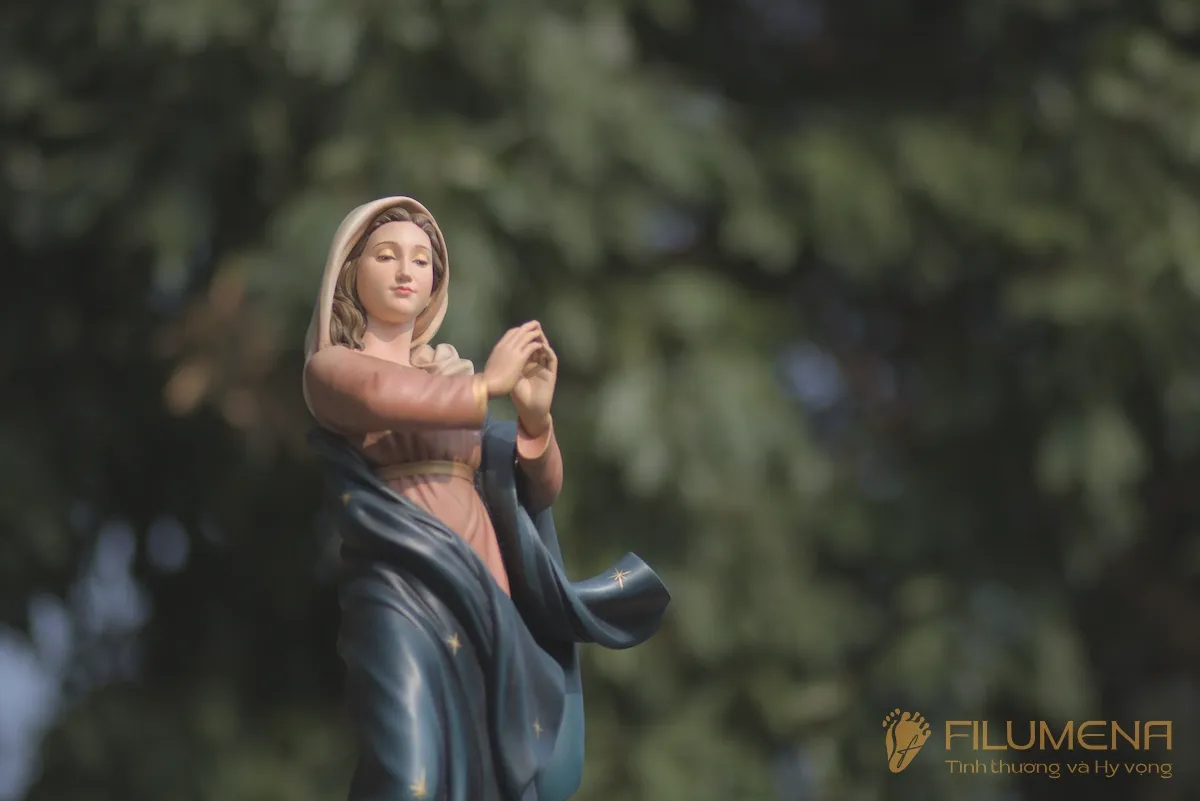 Bàn thờ Chúa tại Đồng Nai. Tượng Công Giáo Filumena được sáng tác bởi các nghệ sĩ Filumena. Mỗi tác phẩm đều là đóng góp của quý vị cho các việc bác ái. Tượng làm bằng chất liệu bột đá tự nhiên và resin, có đủ các kích thước từ 15, 20 cm tới 1m và lớn hơn nữa.