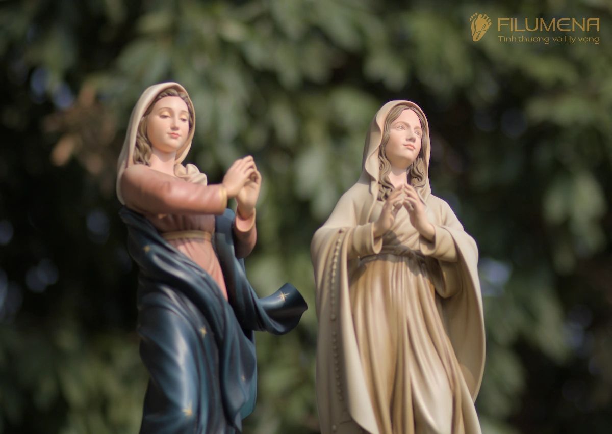 Bàn thờ Công giáo tại Nhà sách Dòng Chúa Cứu Thế. Tượng Công giáo Filumena là tượng của Tình thương và Hy vọng. Bản quyền các tác phẩm tượng Công giáo thuộc về Filumena Art, Cộng hòa Pháp. Filumena sáng tác và sản xuất nhiều mẫu tượng Công giáo khác như Tượng Đức Mẹ Ban Ơn, Tượng Chúa, Tượng Chúa Giê-su, Tượng chịu nạn, Tượng công giáo mini