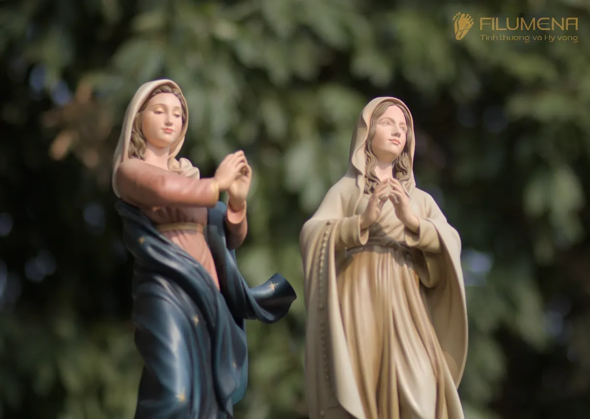 Bàn thờ Công giáo tại Nhà sách Đức Bà Hòa Bình Sài Gòn. Tượng Công Giáo Filumena được sáng tác bởi các nghệ sĩ Filumena. Mỗi tác phẩm đều là đóng góp của quý vị cho các việc bác ái. Tượng làm bằng chất liệu bột đá tự nhiên và resin, có đủ các kích thước từ 15, 20 cm tới 1m và lớn hơn nữa.