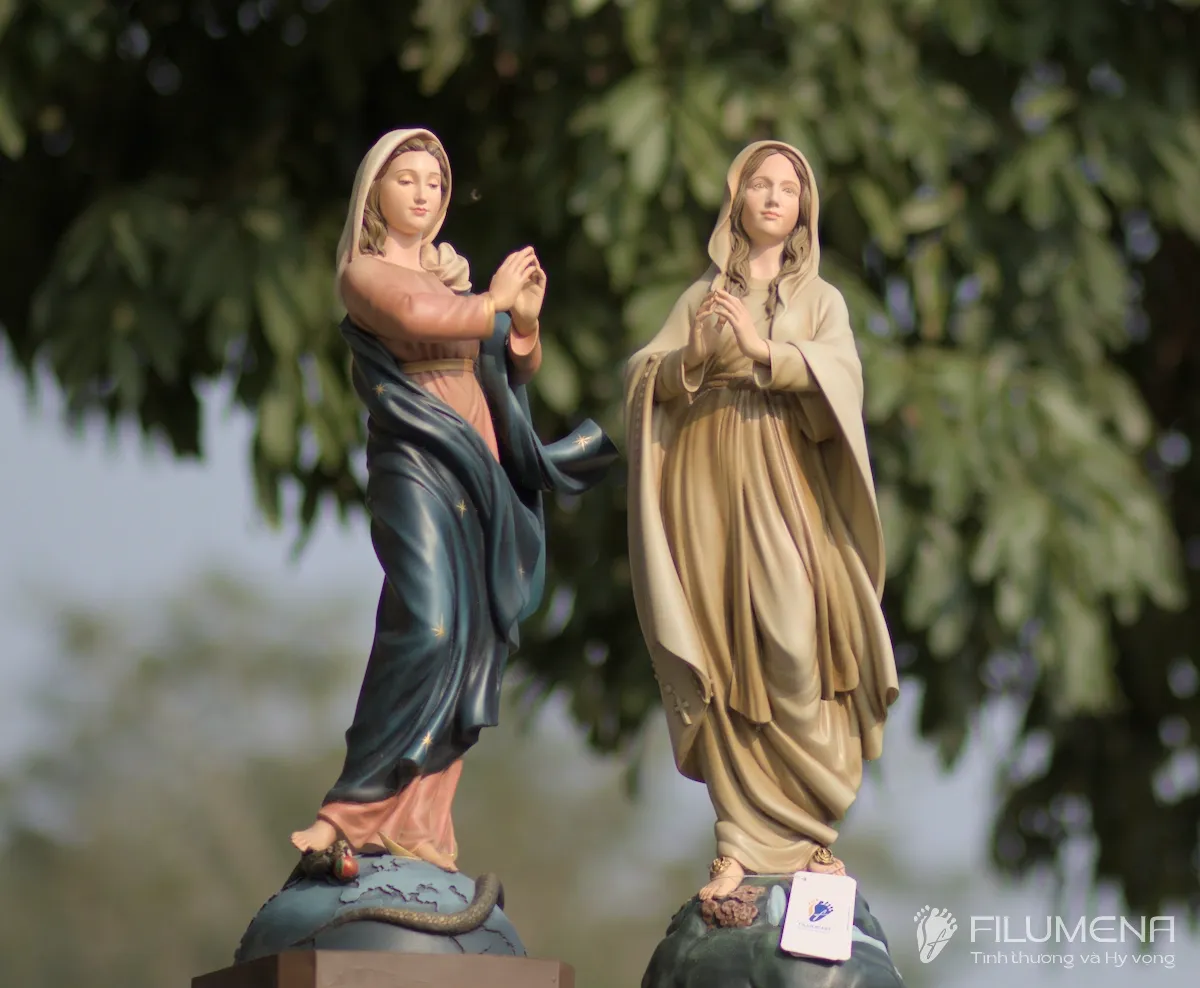 Bàn thờ Chúa tại TGP. Sài Gòn. Tượng Công Giáo Filumena được sáng tác bởi các nghệ sĩ Filumena. Mỗi tác phẩm đều là đóng góp của quý vị cho các việc bác ái. Tượng làm bằng chất liệu bột đá tự nhiên và resin, có đủ các kích thước từ 15, 20 cm tới 1m và lớn hơn nữa.