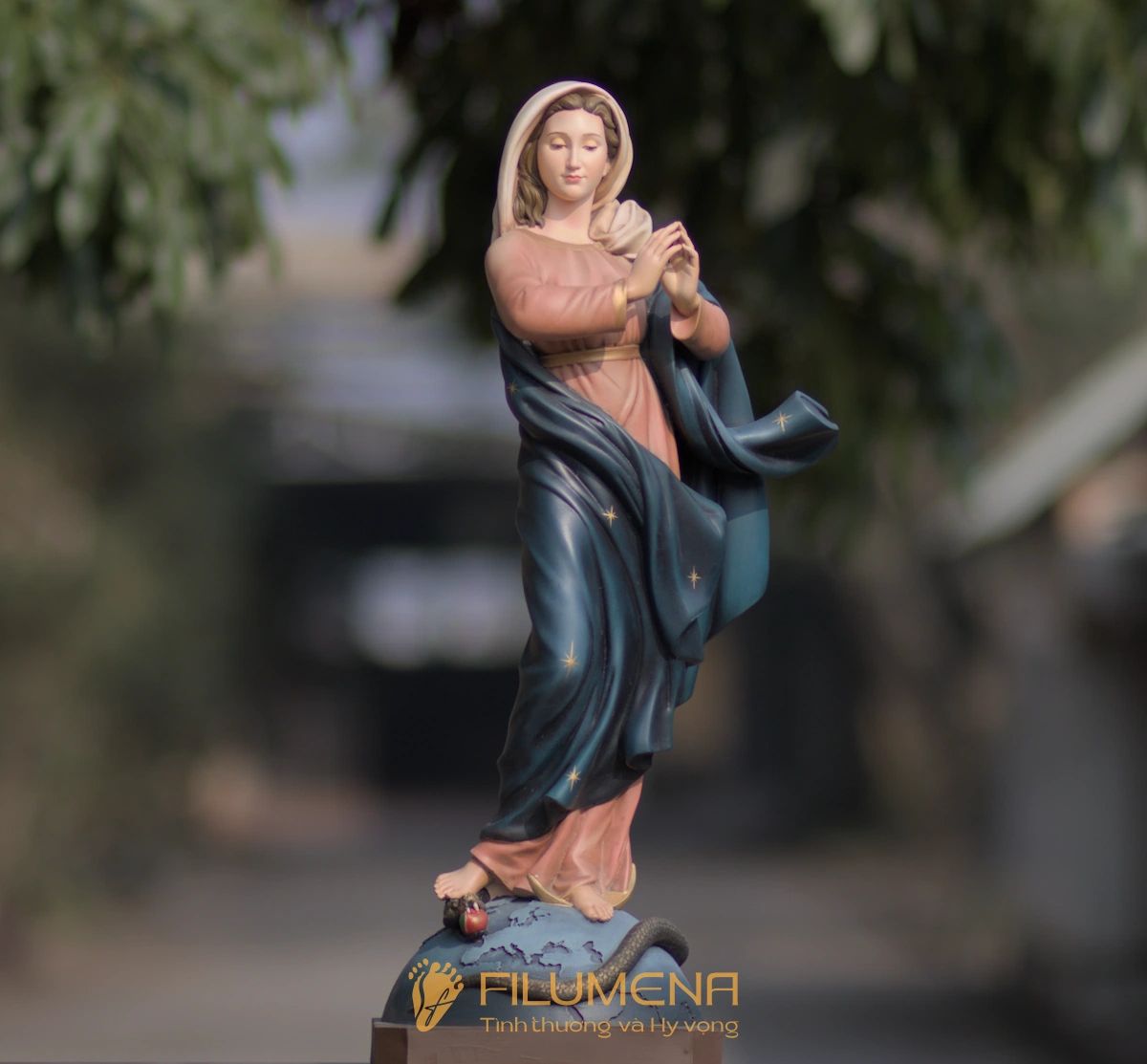 Tượng Đức Mẹ tại Nhà sách Kỳ Đồng. Tượng Công giáo Filumena là tượng của Tình thương và Hy vọng. Bản quyền các tác phẩm tượng Công giáo thuộc về Filumena Art, Cộng hòa Pháp. Filumena sáng tác và sản xuất nhiều mẫu tượng Công giáo khác như Tượng Đức Mẹ Lộ Đức, Tượng Đức Mẹ Fatima, Tượng Đức Mẹ Ban Ơn, Tượng Chúa, Tượng Chúa Giê-su
