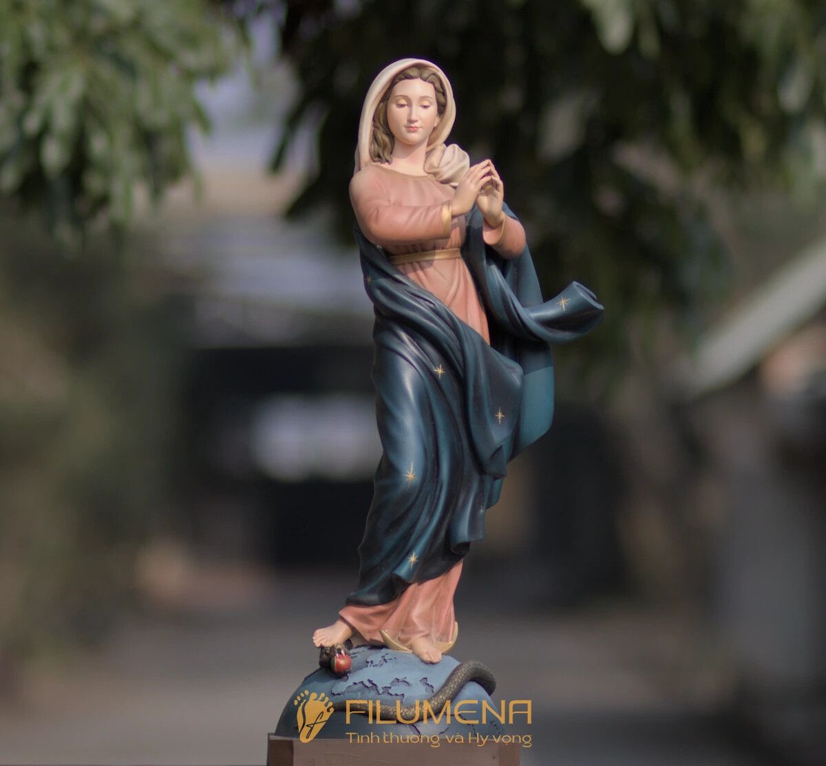 Tượng Đức Mẹ tại Hoa Kỳ. Tượng Công giáo Filumena là tượng của Tình thương và Hy vọng. Bản quyền các tác phẩm tượng Công giáo thuộc về Filumena Art, Cộng hòa Pháp. Filumena sáng tác và sản xuất nhiều mẫu tượng Công giáo khác như Bàn thờ Chúa và gia tiên, Bàn thờ Công giáo, Bàn thờ Công giáo, Tượng Đức Mẹ để xe ô tô, Tượng Đức Mẹ để xe hơi