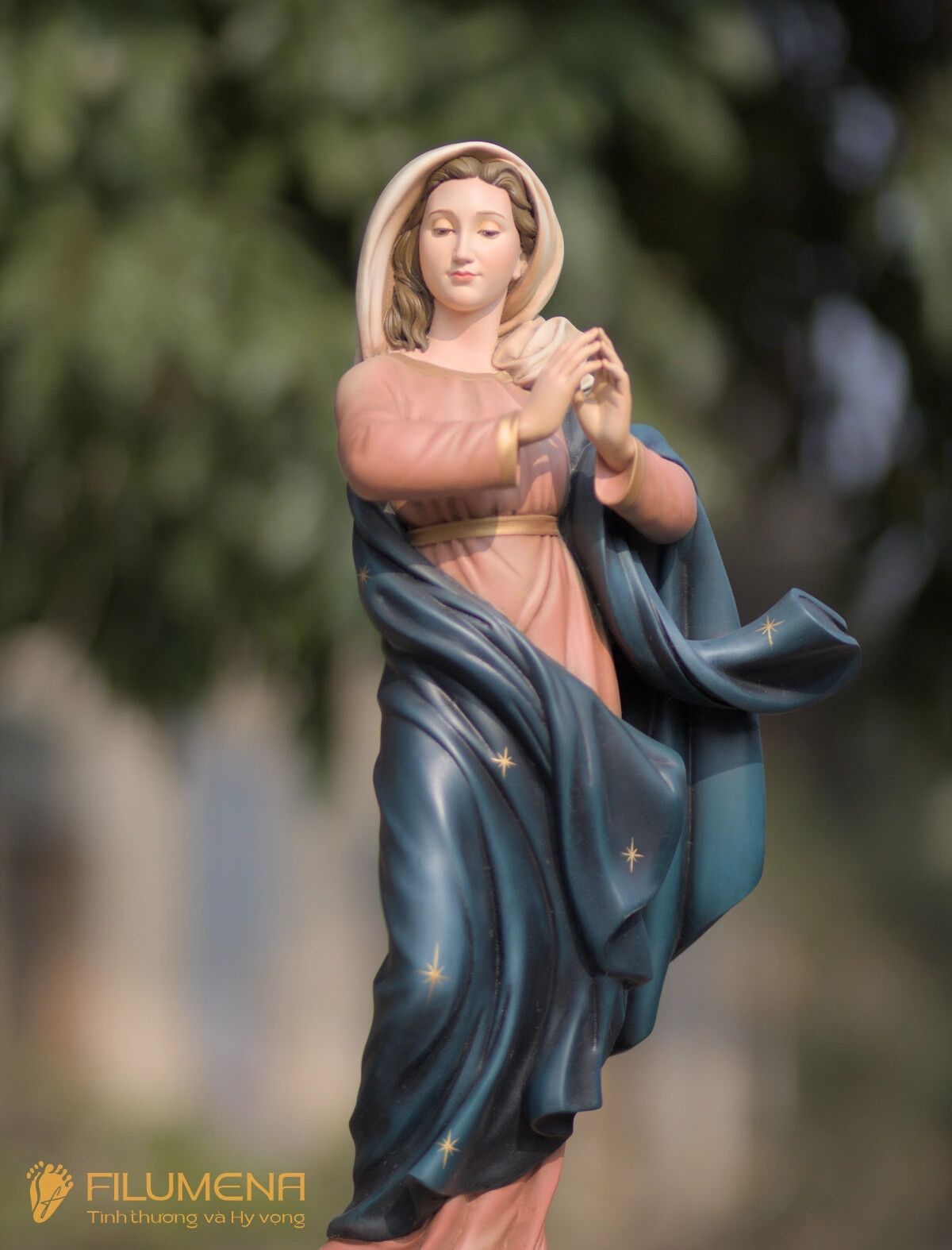 Tượng Đức Mẹ tại Phát Diệm. Tượng Công giáo Filumena là tượng của Tình thương và Hy vọng. Bản quyền các tác phẩm tượng Công giáo thuộc về Filumena Art, Cộng hòa Pháp. Filumena sáng tác và sản xuất nhiều mẫu tượng Công giáo khác như Bàn thờ Chúa và gia tiên, Bàn thờ Công giáo, Bàn thờ Công giáo, Tượng Đức Mẹ để xe ô tô, Tượng Đức Mẹ để xe hơi