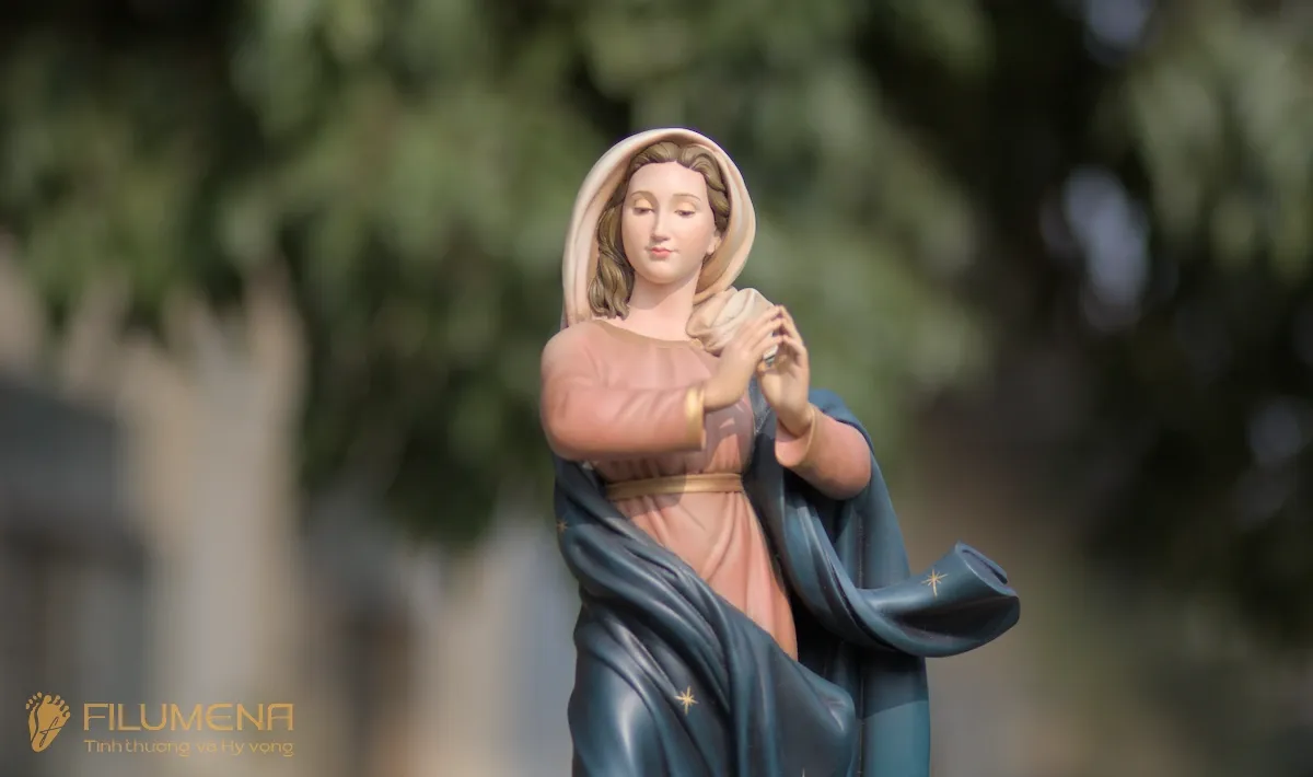 Bàn thờ Công giáo tại Hố Nai. Tượng Công Giáo Filumena được sáng tác bởi các nghệ sĩ Filumena. Mỗi tác phẩm đều là đóng góp của quý vị cho các việc bác ái. Tượng làm bằng chất liệu bột đá tự nhiên và resin, có đủ các kích thước từ 15, 20 cm tới 1m và lớn hơn nữa.