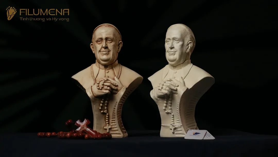 Tượng Đức Thánh Cha với dáng mục tử hiền hòa, gần gũi đoàn chiên.