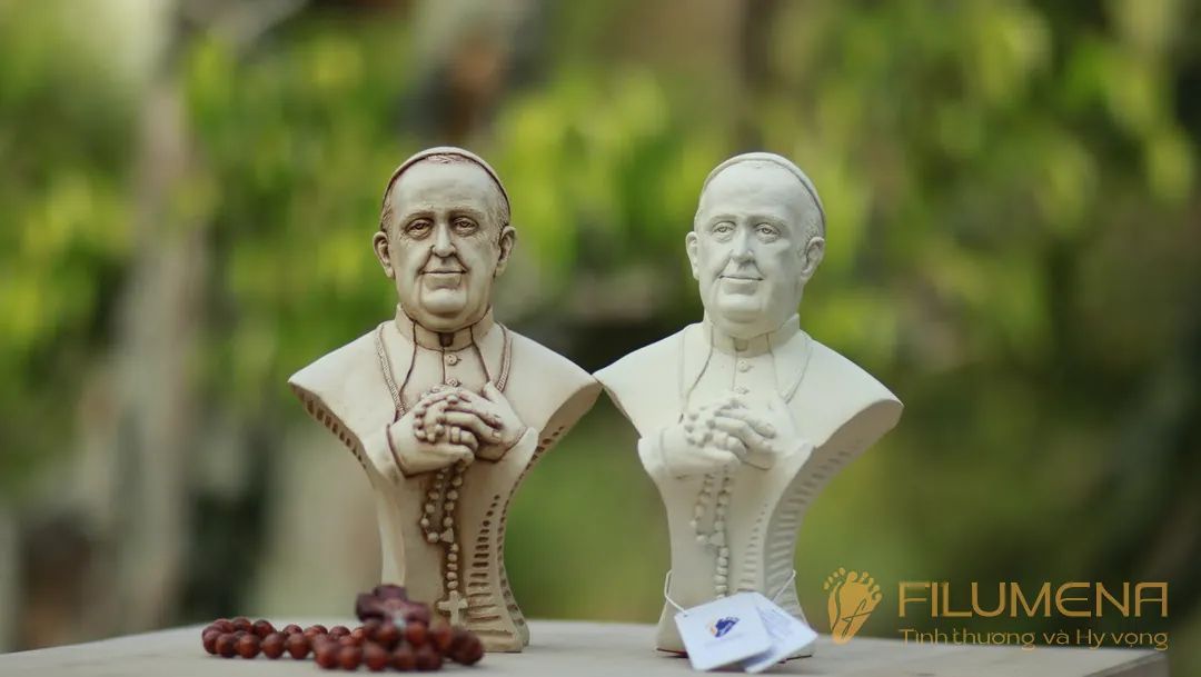 Tượng Đức Thánh Cha Phanxicô, cao 20 cm, màu M2 với dáng vẻ trang nghiêm và gần gũi
