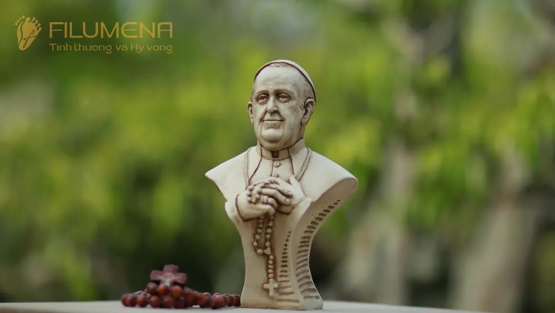 Cận cảnh đường nét và màu sắc của tượng Đức Thánh Cha Phanxicô, cao 20 cm, màu M2