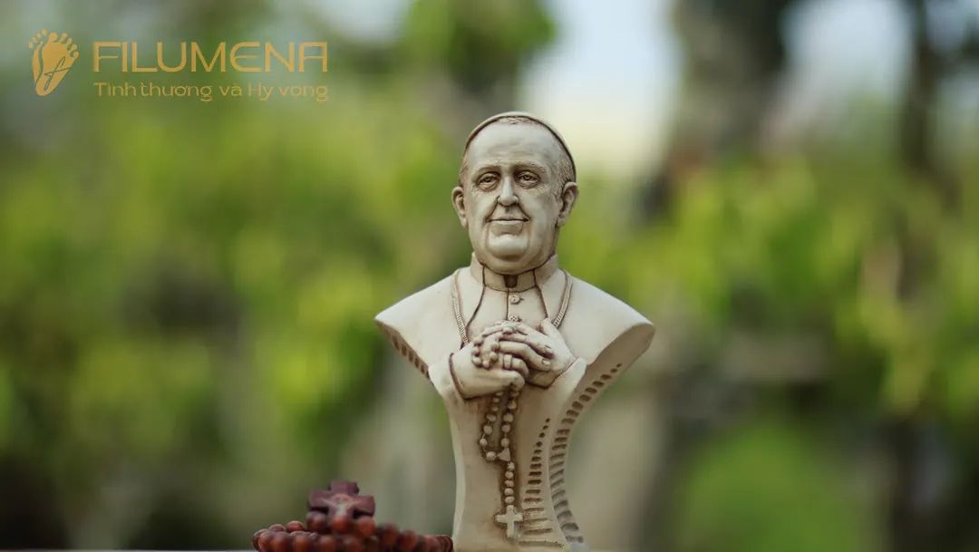 Những góc nhìn khác nhau của tượng Đức Thánh Cha Phan-xi-cô giúp người đọc cảm nhận rõ hơn thần thái hiền hòa, sự đơn sơ và vẻ trang nghiêm của mẫu tượng