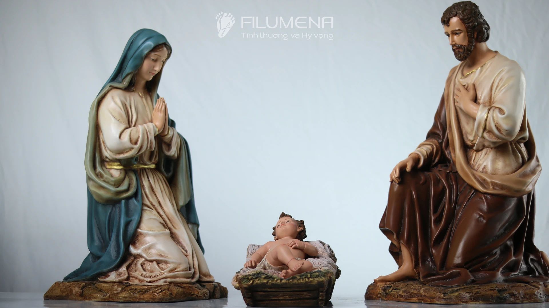 Tượng Chúa Giáng sinh tại Nhà sách Dòng Mến Thánh Giá Hà Nội. Tượng Công giáo Filumena là tượng của Tình thương và Hy vọng. Bản quyền các tác phẩm tượng Công giáo thuộc về Filumena Art, Cộng hòa Pháp. Filumena sáng tác và sản xuất nhiều mẫu tượng Công giáo khác như Tượng Đức Mẹ Lộ Đức, Tượng Đức Mẹ Fatima, Tượng Đức Mẹ Ban Ơn, Tượng Chúa, Tượng Chúa Giê-su