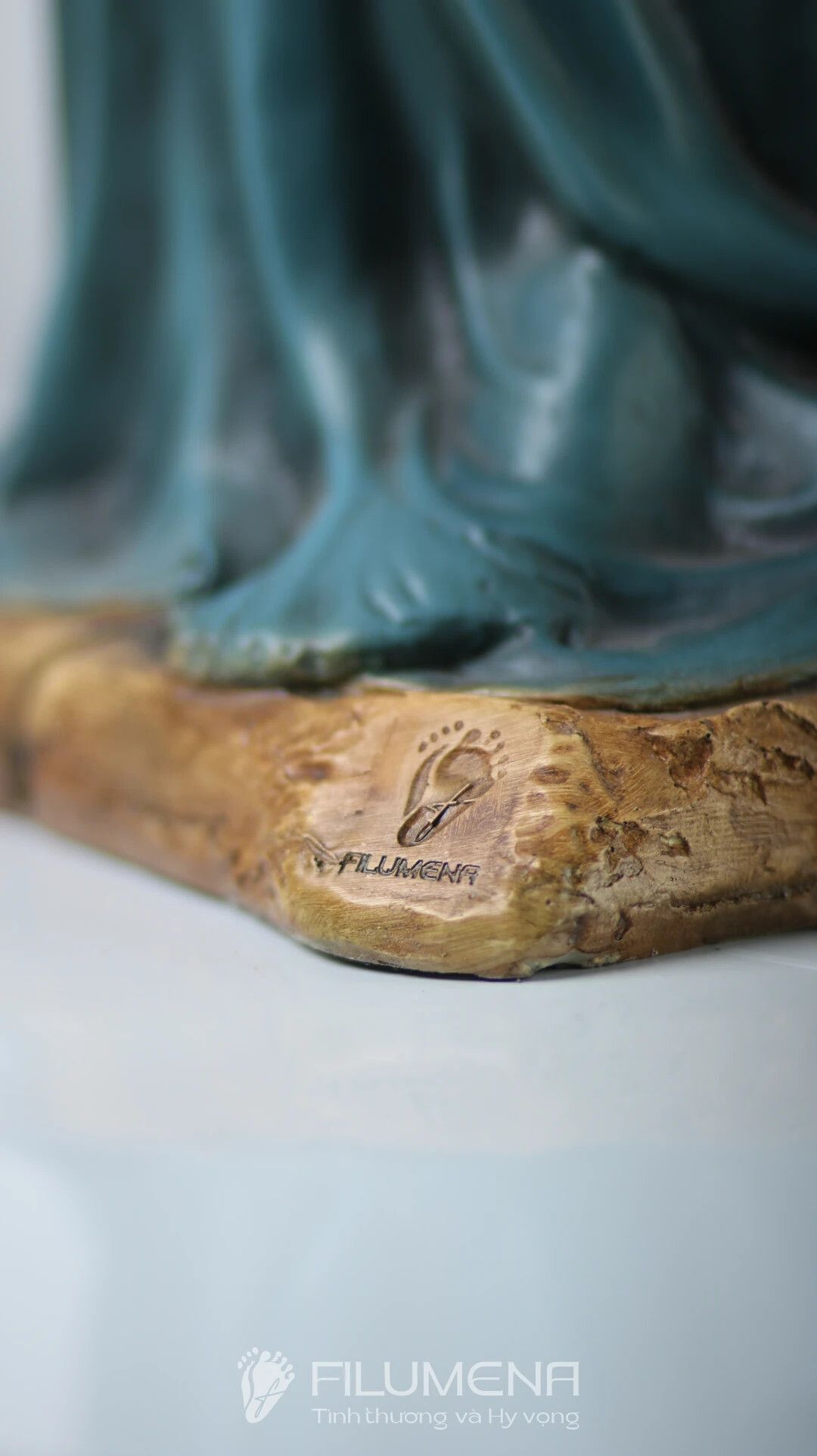 Tượng Chúa Giáng sinh tại Phát Diệm. Tượng Công giáo Filumena là tượng của Tình thương và Hy vọng. Bản quyền các tác phẩm tượng Công giáo thuộc về Filumena Art, Cộng hòa Pháp. Filumena sáng tác và sản xuất nhiều mẫu tượng Công giáo khác như Bàn thờ Chúa và gia tiên, Bàn thờ Công giáo, Bàn thờ Công giáo, Tượng Đức Mẹ để xe ô tô, Tượng Đức Mẹ để xe hơi