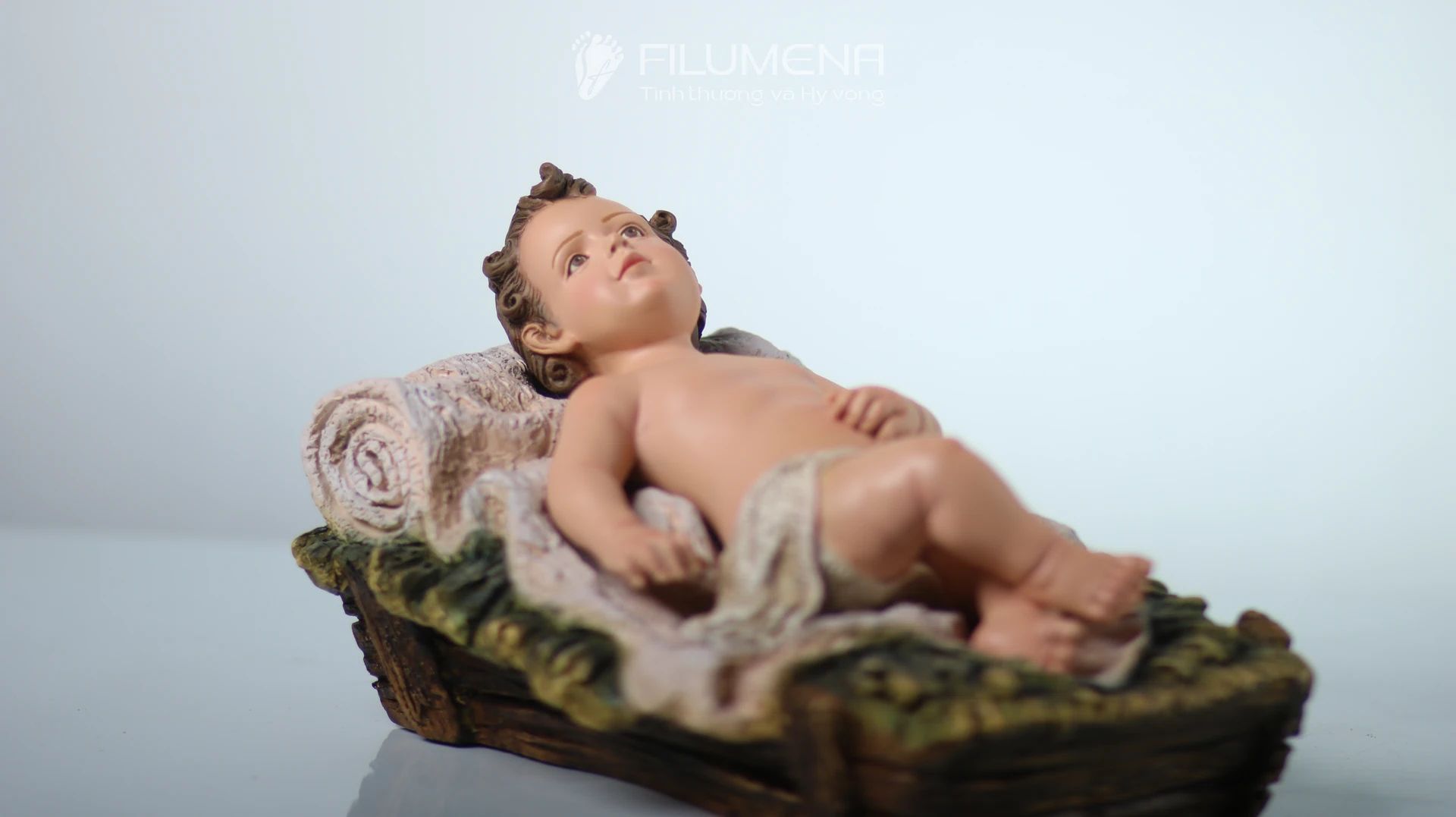 Tượng Chúa Giáng sinh tại Nhà sách Dòng Mến Thánh Giá Hà Nội. Tượng Công giáo Filumena là tượng của Tình thương và Hy vọng. Bản quyền các tác phẩm tượng Công giáo thuộc về Filumena Art, Cộng hòa Pháp. Filumena sáng tác và sản xuất nhiều mẫu tượng Công giáo khác như Tượng Đức Mẹ Lộ Đức, Tượng Đức Mẹ Fatima, Tượng Đức Mẹ Ban Ơn, Tượng Chúa, Tượng Chúa Giê-su