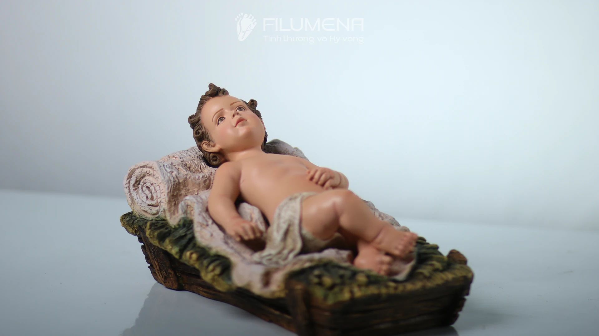 Tượng Chúa Giáng sinh tại Nhà sách Dòng Mến Thánh Giá Hà Nội. Tượng Công giáo Filumena là tượng của Tình thương và Hy vọng. Bản quyền các tác phẩm tượng Công giáo thuộc về Filumena Art, Cộng hòa Pháp. Filumena sáng tác và sản xuất nhiều mẫu tượng Công giáo khác như Tượng Đức Mẹ Lộ Đức, Tượng Đức Mẹ Fatima, Tượng Đức Mẹ Ban Ơn, Tượng Chúa, Tượng Chúa Giê-su