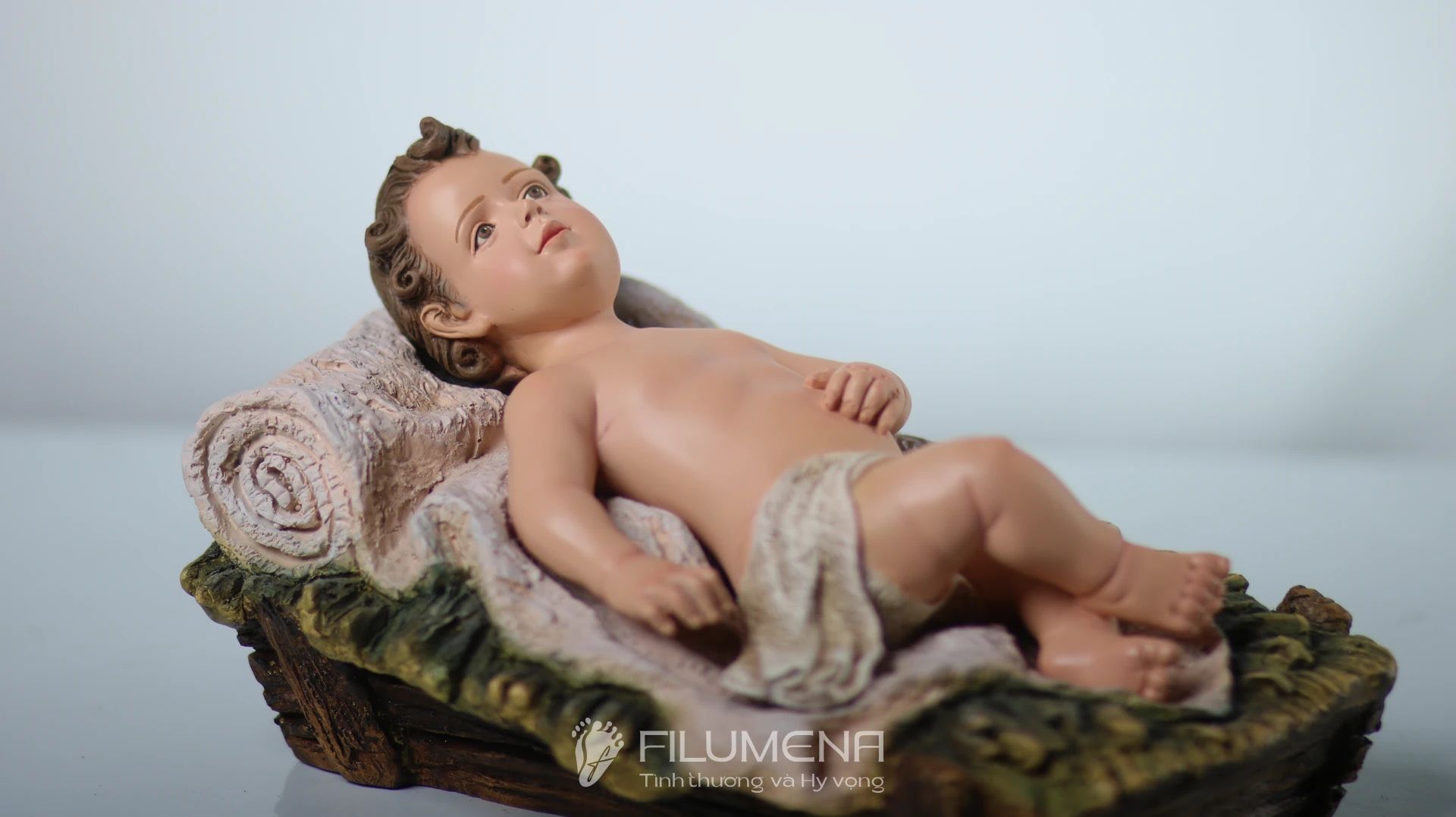 Tượng Chúa Giáng sinh tại Nhà sách Dòng Mến Thánh Giá Hà Nội. Tượng Công giáo Filumena là tượng của Tình thương và Hy vọng. Bản quyền các tác phẩm tượng Công giáo thuộc về Filumena Art, Cộng hòa Pháp. Filumena sáng tác và sản xuất nhiều mẫu tượng Công giáo khác như Tượng Đức Mẹ Lộ Đức, Tượng Đức Mẹ Fatima, Tượng Đức Mẹ Ban Ơn, Tượng Chúa, Tượng Chúa Giê-su