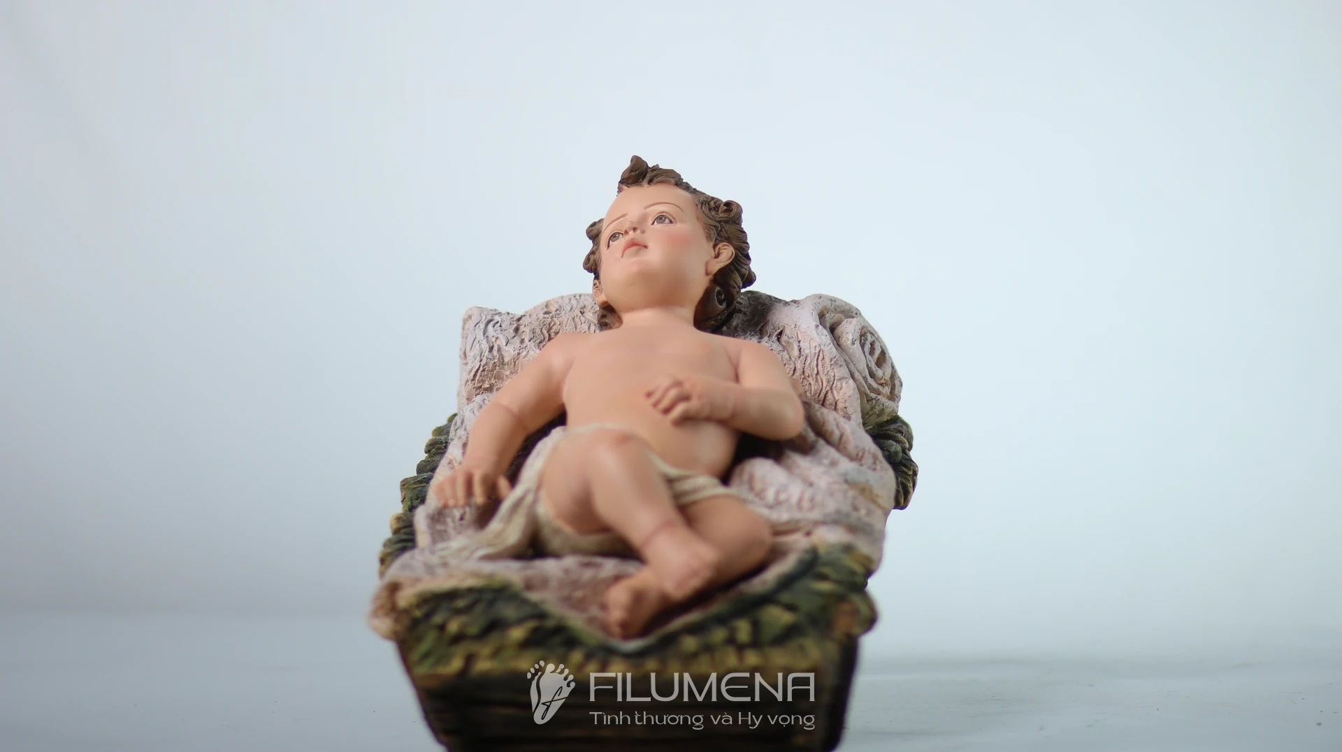 Tượng Chúa Giáng sinh tại Nhà sách Dòng Mến Thánh Giá Hà Nội. Tượng Công giáo Filumena là tượng của Tình thương và Hy vọng. Bản quyền các tác phẩm tượng Công giáo thuộc về Filumena Art, Cộng hòa Pháp. Filumena sáng tác và sản xuất nhiều mẫu tượng Công giáo khác như Tượng Đức Mẹ Lộ Đức, Tượng Đức Mẹ Fatima, Tượng Đức Mẹ Ban Ơn, Tượng Chúa, Tượng Chúa Giê-su