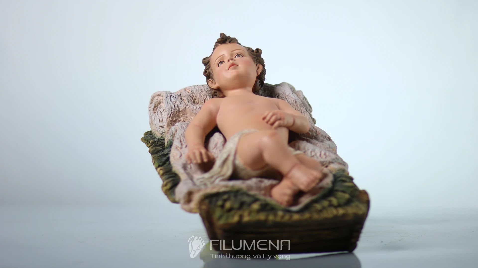 Tượng Chúa Giáng sinh tại Nhà sách Dòng Mến Thánh Giá Hà Nội. Tượng Công giáo Filumena là tượng của Tình thương và Hy vọng. Bản quyền các tác phẩm tượng Công giáo thuộc về Filumena Art, Cộng hòa Pháp. Filumena sáng tác và sản xuất nhiều mẫu tượng Công giáo khác như Tượng Đức Mẹ Lộ Đức, Tượng Đức Mẹ Fatima, Tượng Đức Mẹ Ban Ơn, Tượng Chúa, Tượng Chúa Giê-su