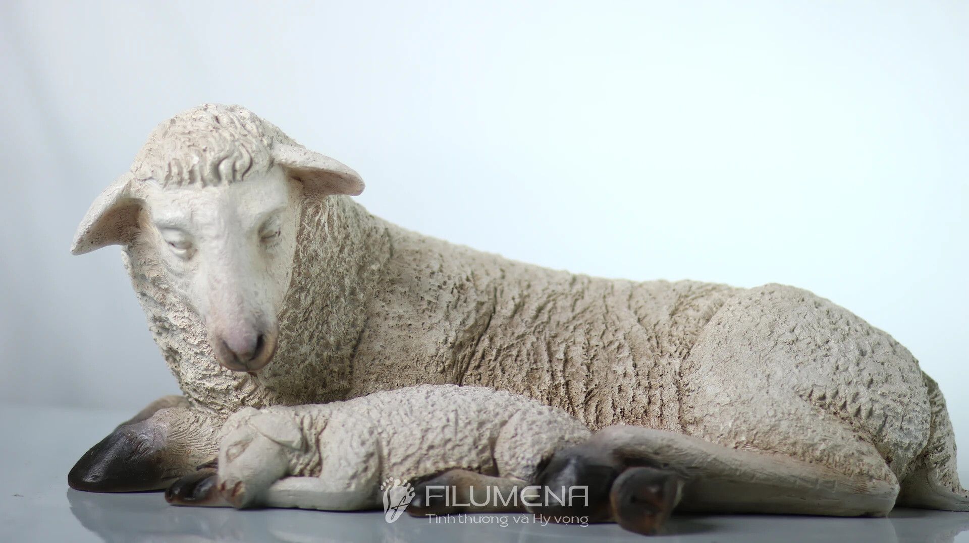 Tượng Chúa Giáng sinh tại Phát Diệm. Tượng Công giáo Filumena là tượng của Tình thương và Hy vọng. Bản quyền các tác phẩm tượng Công giáo thuộc về Filumena Art, Cộng hòa Pháp. Filumena sáng tác và sản xuất nhiều mẫu tượng Công giáo khác như Bàn thờ Chúa và gia tiên, Bàn thờ Công giáo, Bàn thờ Công giáo, Tượng Đức Mẹ để xe ô tô, Tượng Đức Mẹ để xe hơi