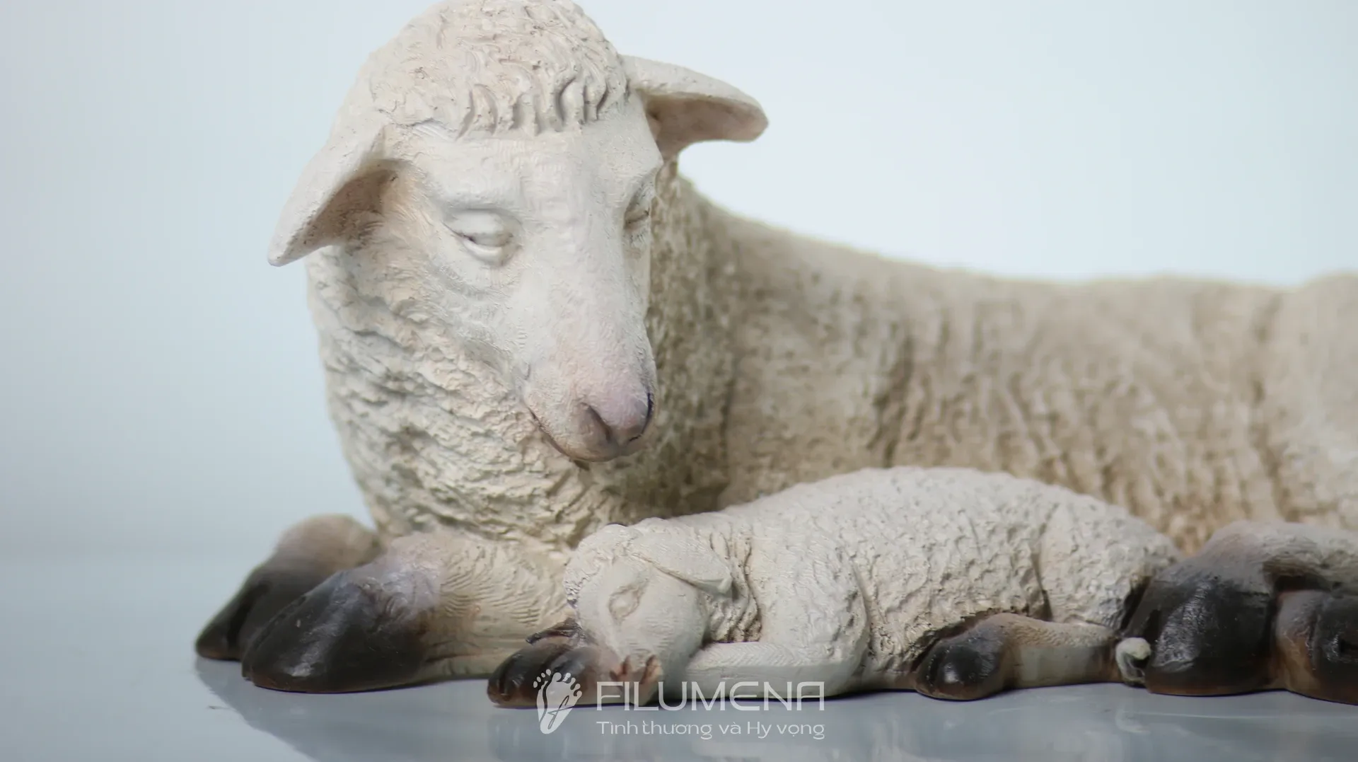 Tượng Chúa Giáng sinh tại Nhà sách Đức Mẹ Hằng Cứu Giúp. Tượng Công Giáo Filumena được sáng tác bởi các nghệ sĩ Filumena. Mỗi tác phẩm đều là đóng góp của quý vị cho các việc bác ái. Tượng làm bằng chất liệu bột đá tự nhiên và resin, có đủ các kích thước từ 15, 20 cm tới 1m và lớn hơn nữa.